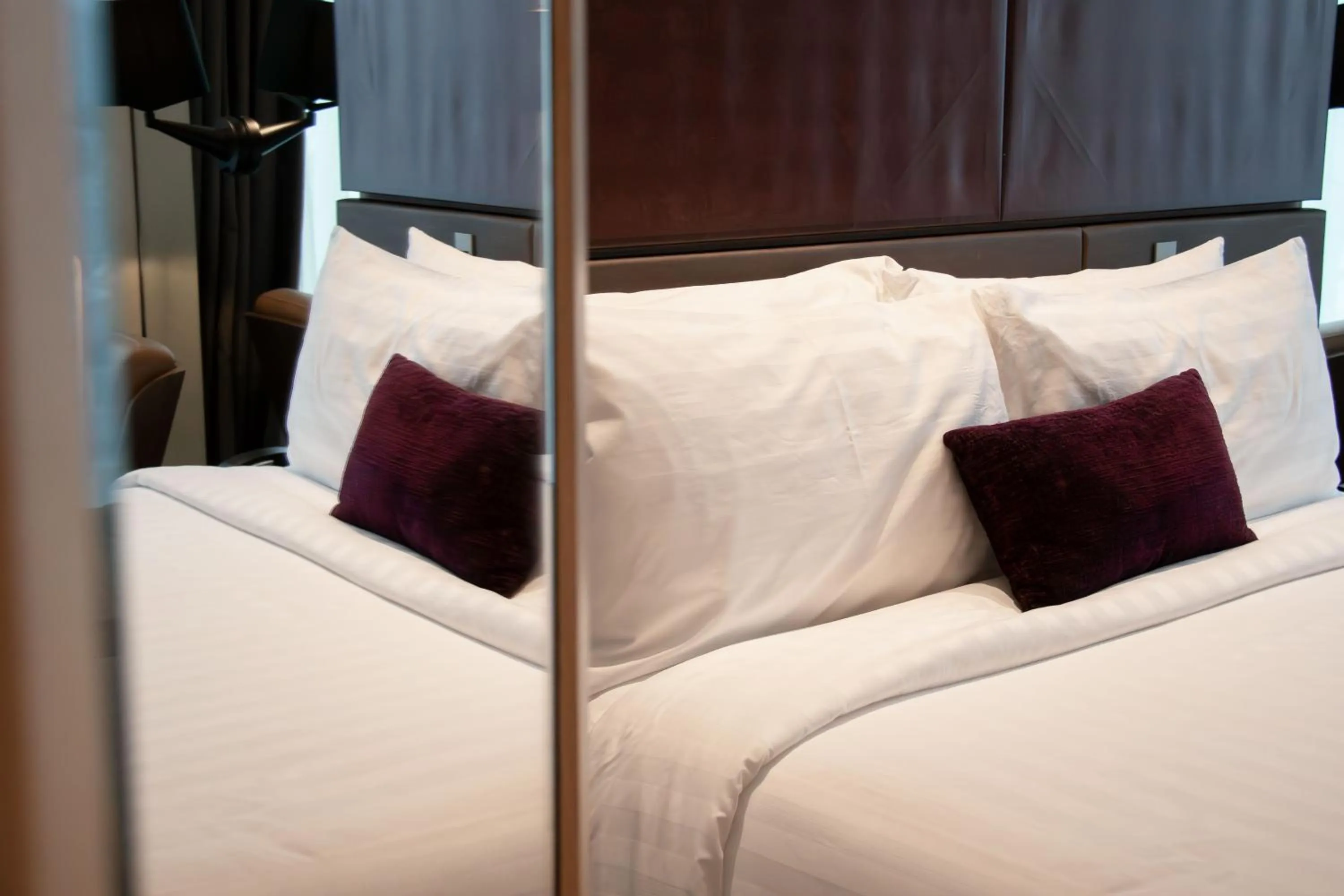 Bed in Mercure Singapore On Stevens