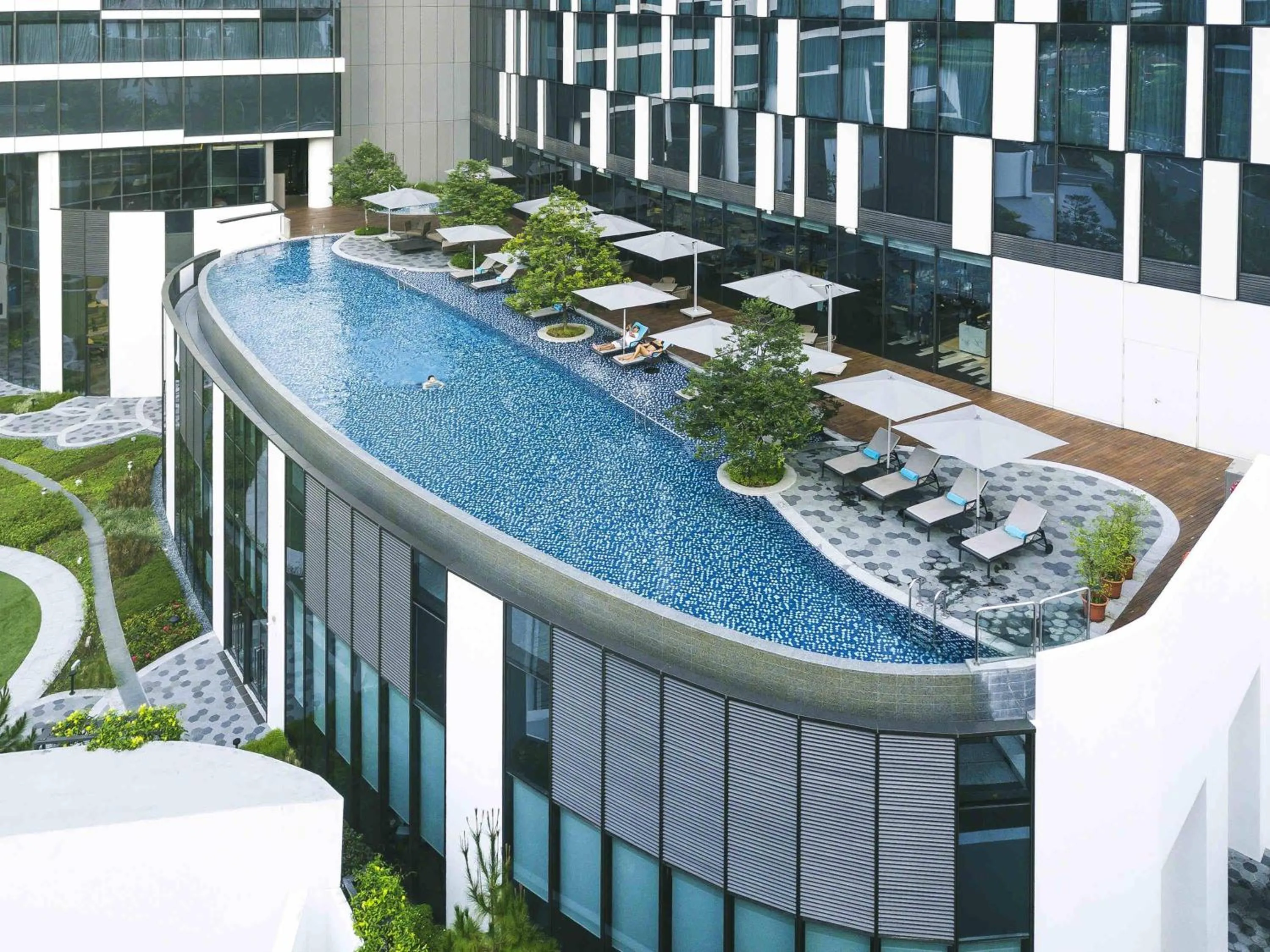 Pool view in Mercure Singapore On Stevens