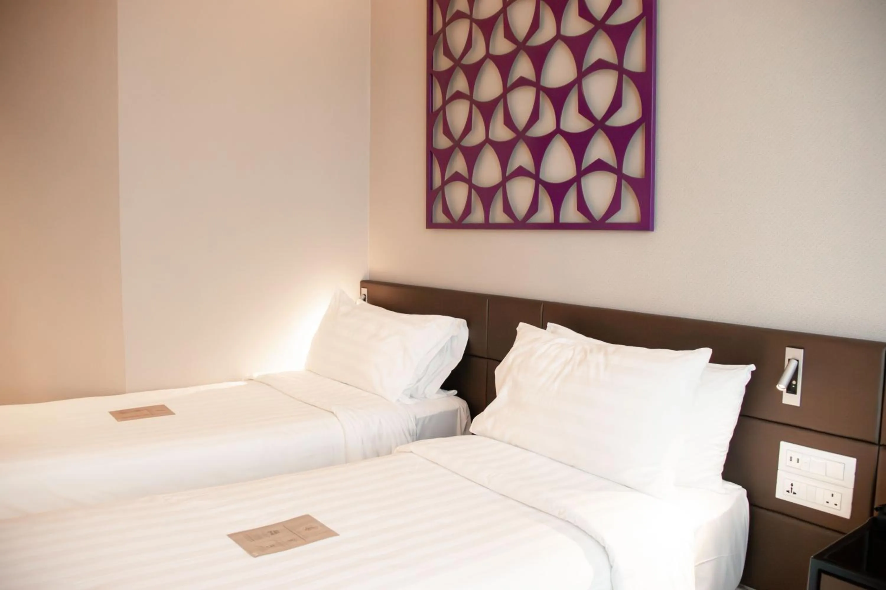 Bed in Mercure Singapore On Stevens