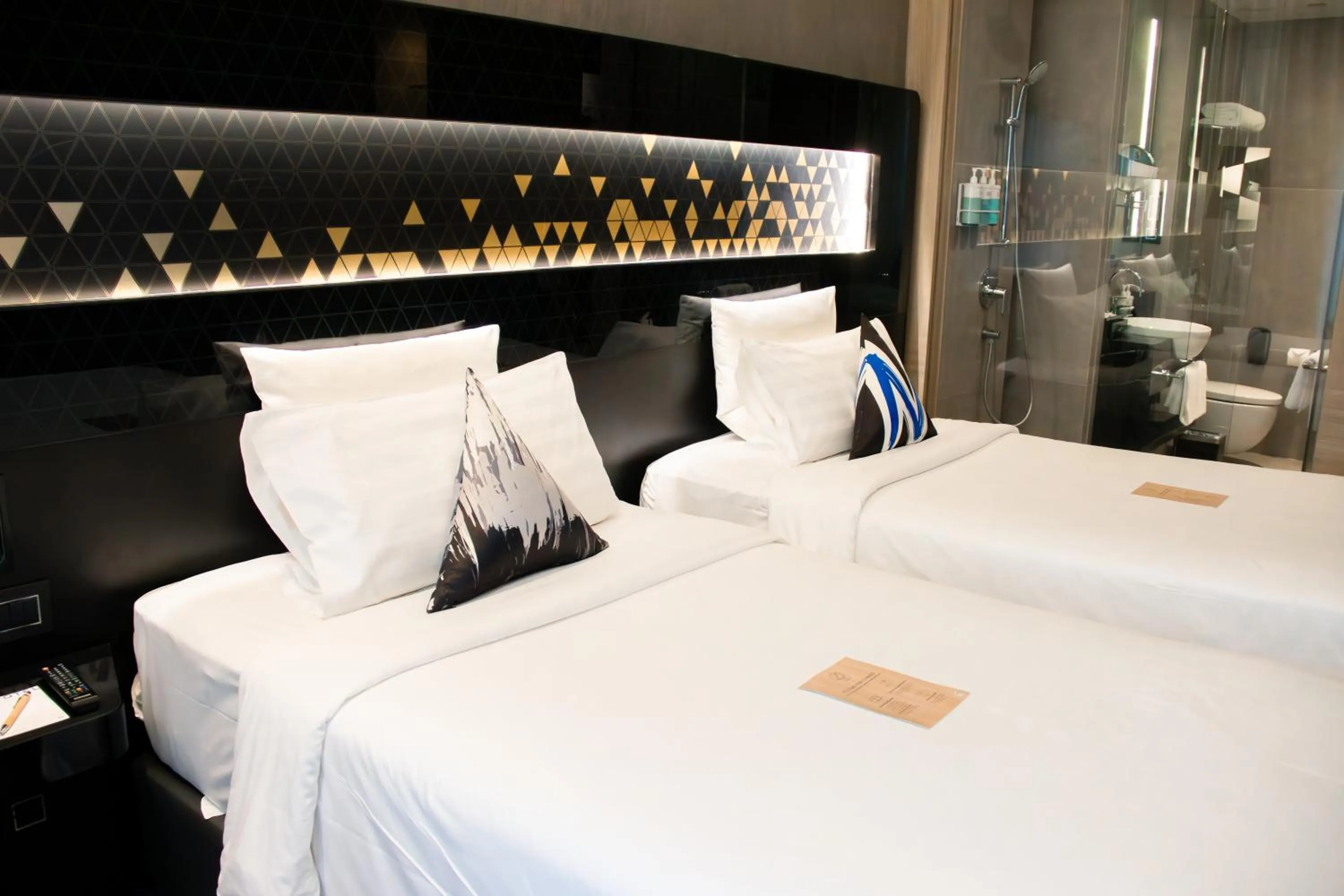 Bed in Novotel Singapore On Stevens