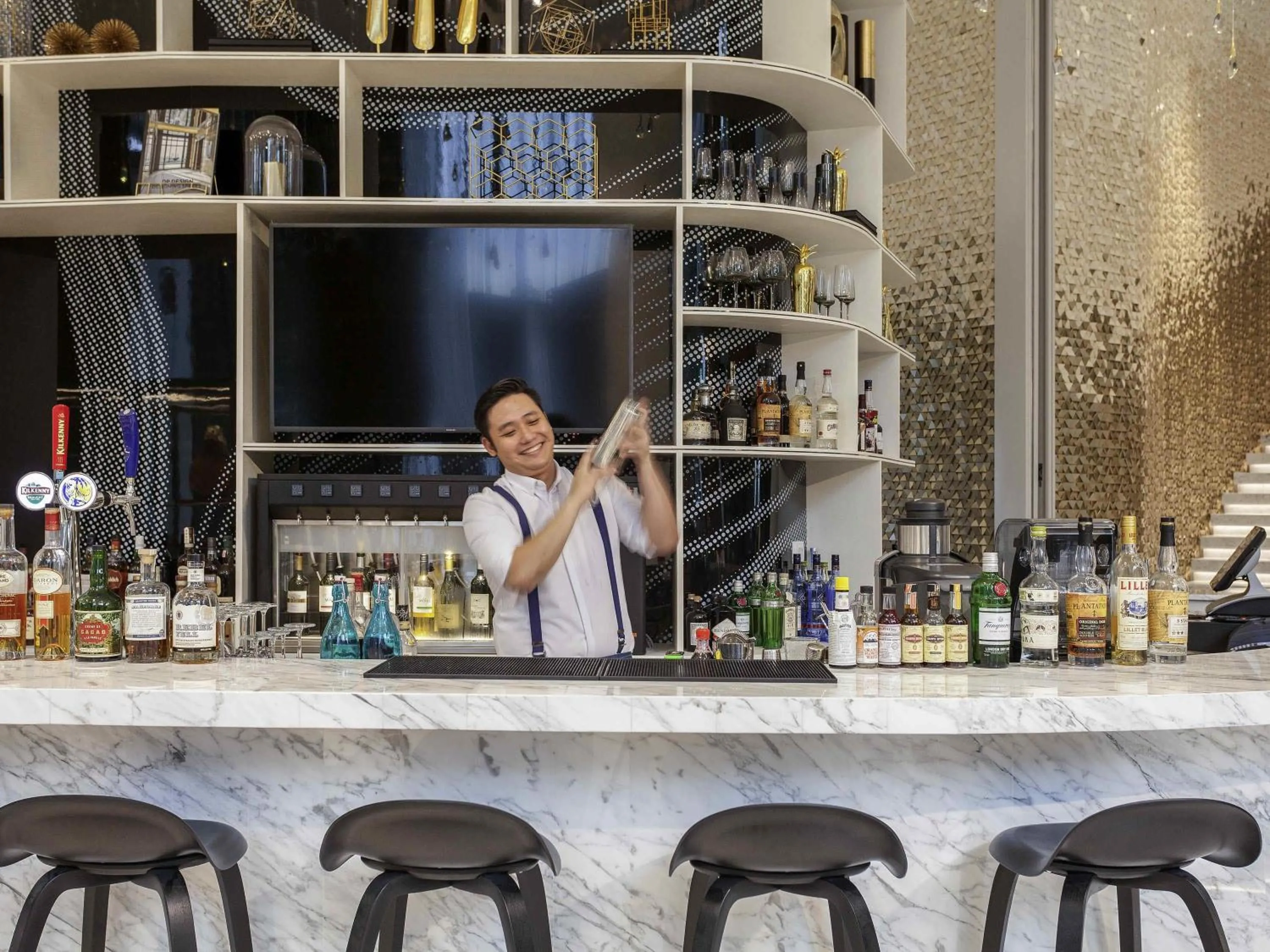 Lounge or bar in Novotel Singapore On Stevens