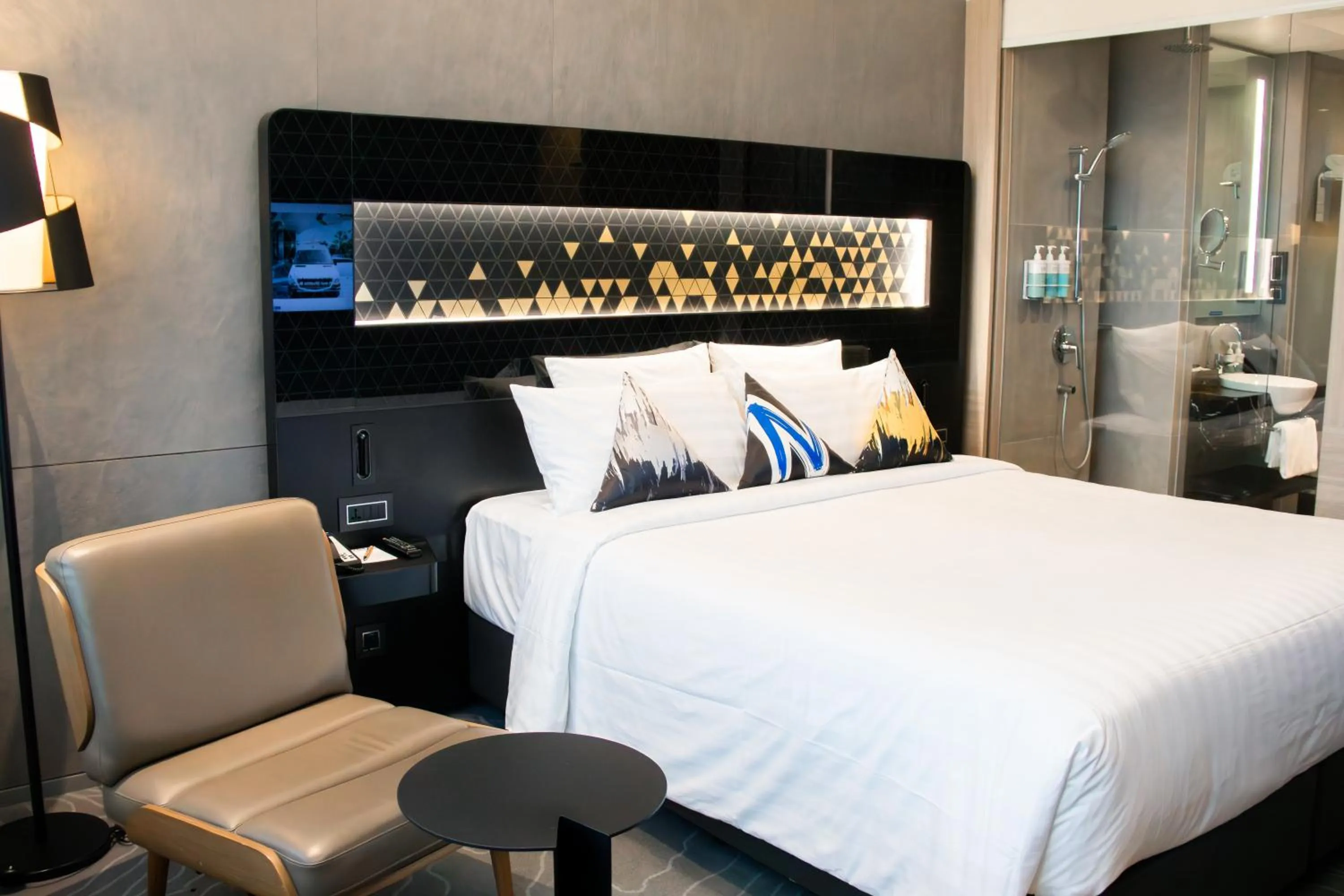 Bed in Novotel Singapore On Stevens