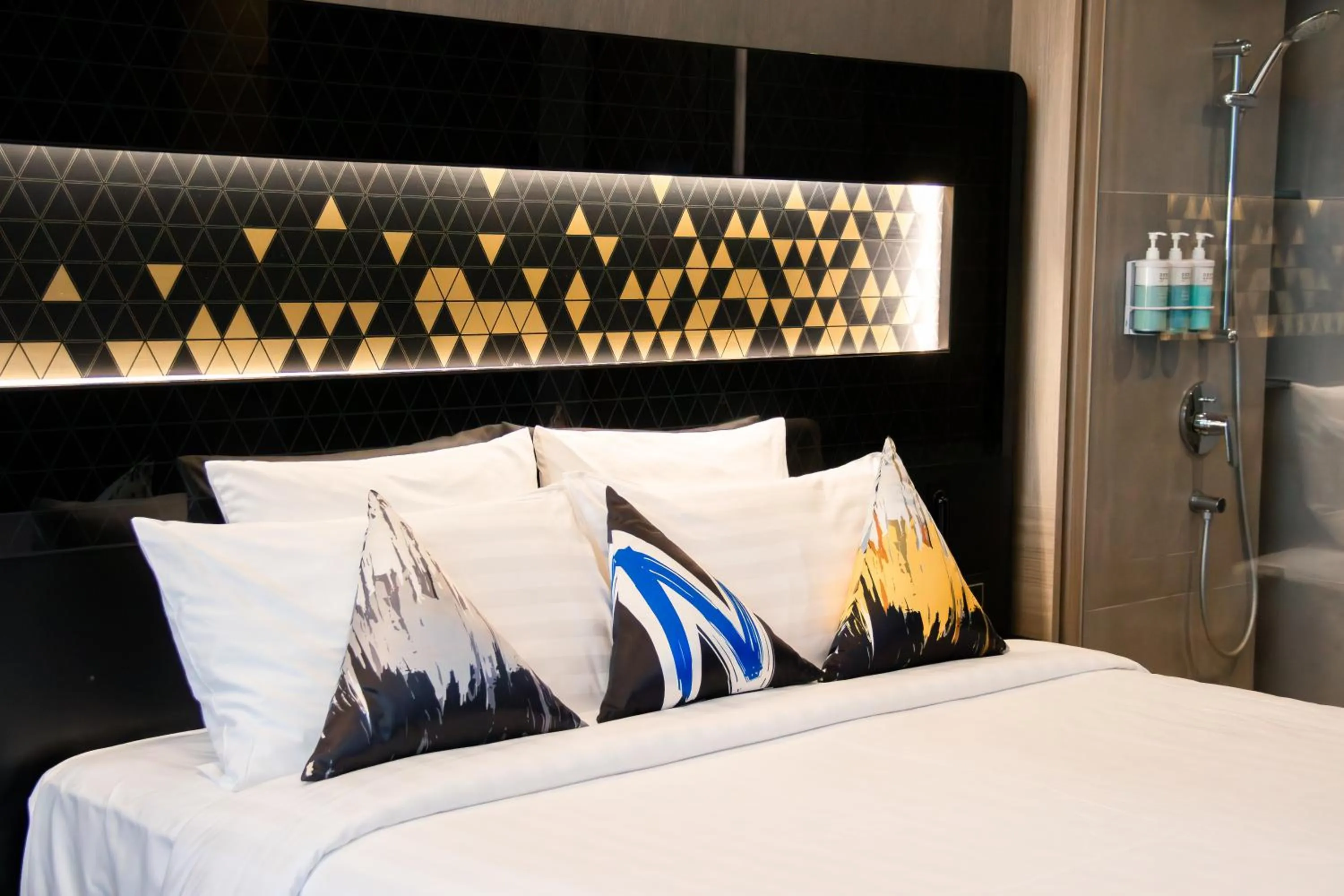 Bed in Novotel Singapore On Stevens