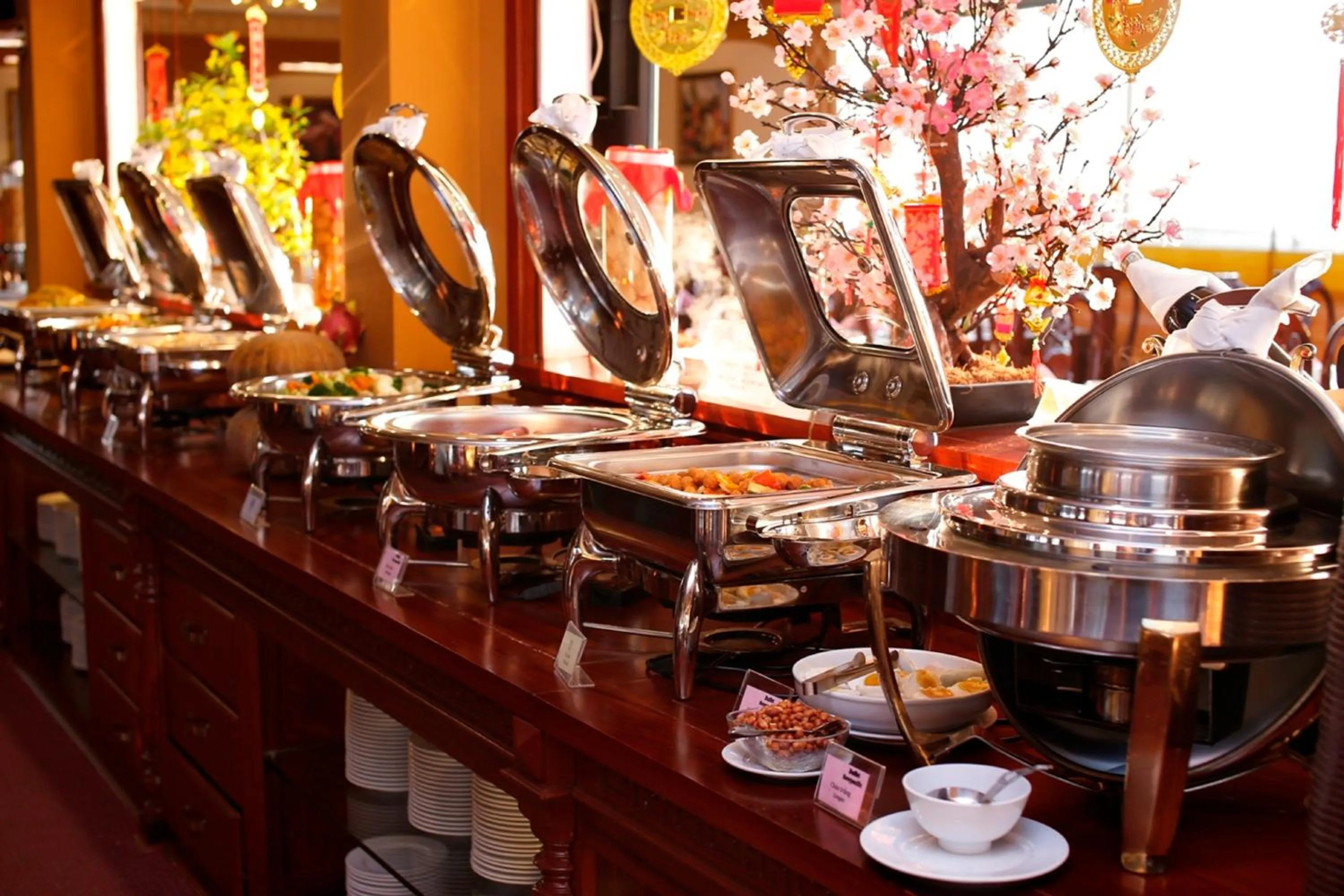 Restaurant/places to eat in New Pacific Hotel