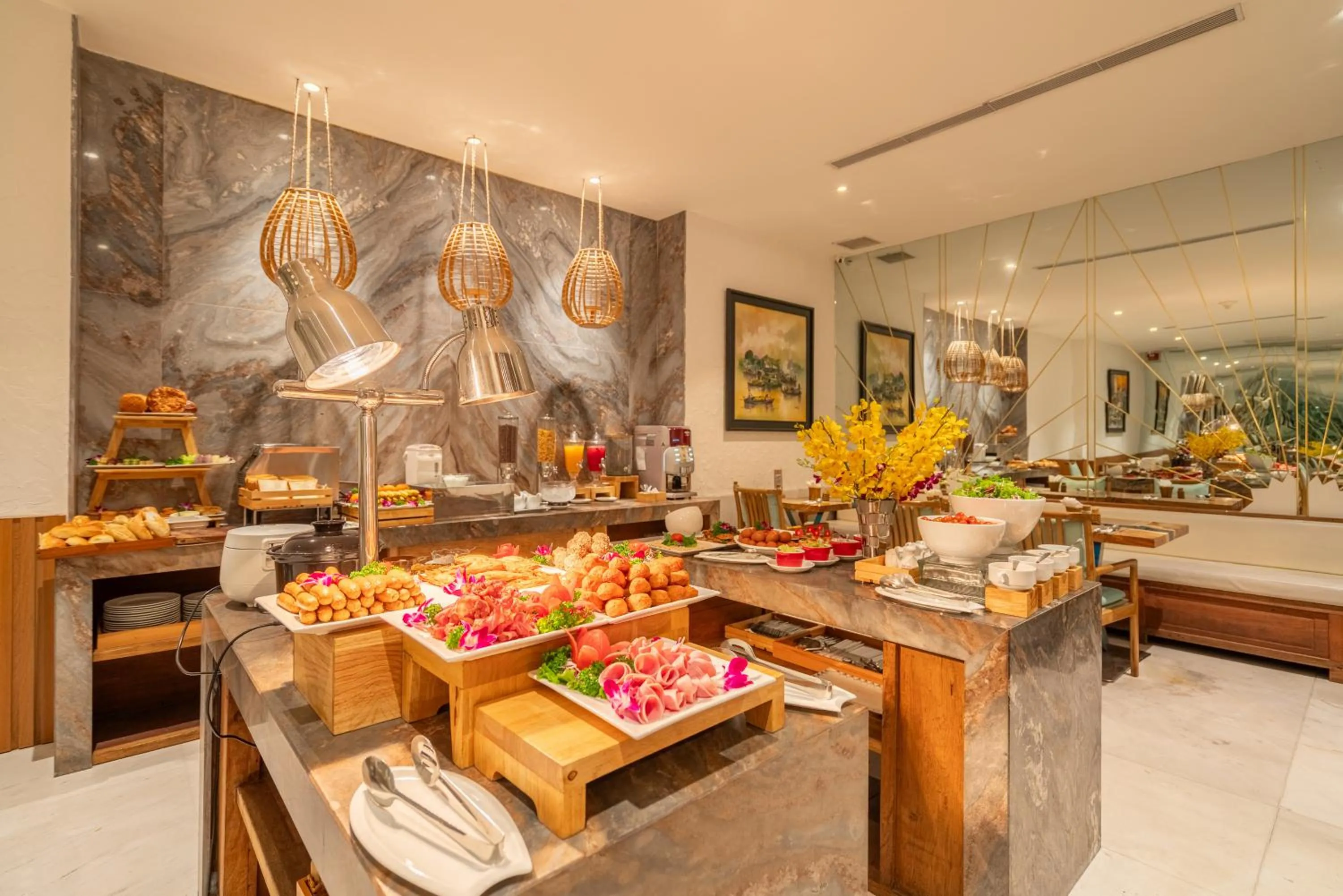 Restaurant/places to eat in A&EM Art Hotel