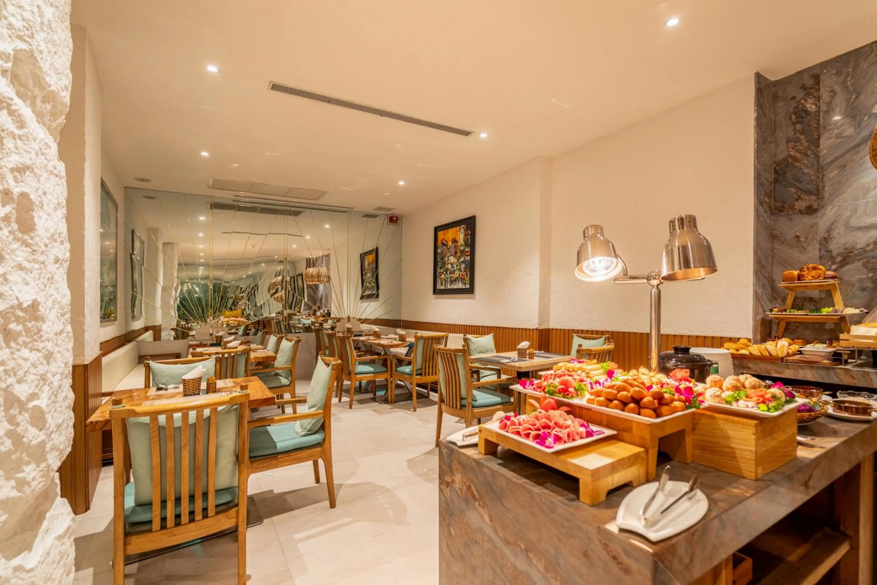 Restaurant/places to eat in A&EM Art Hotel