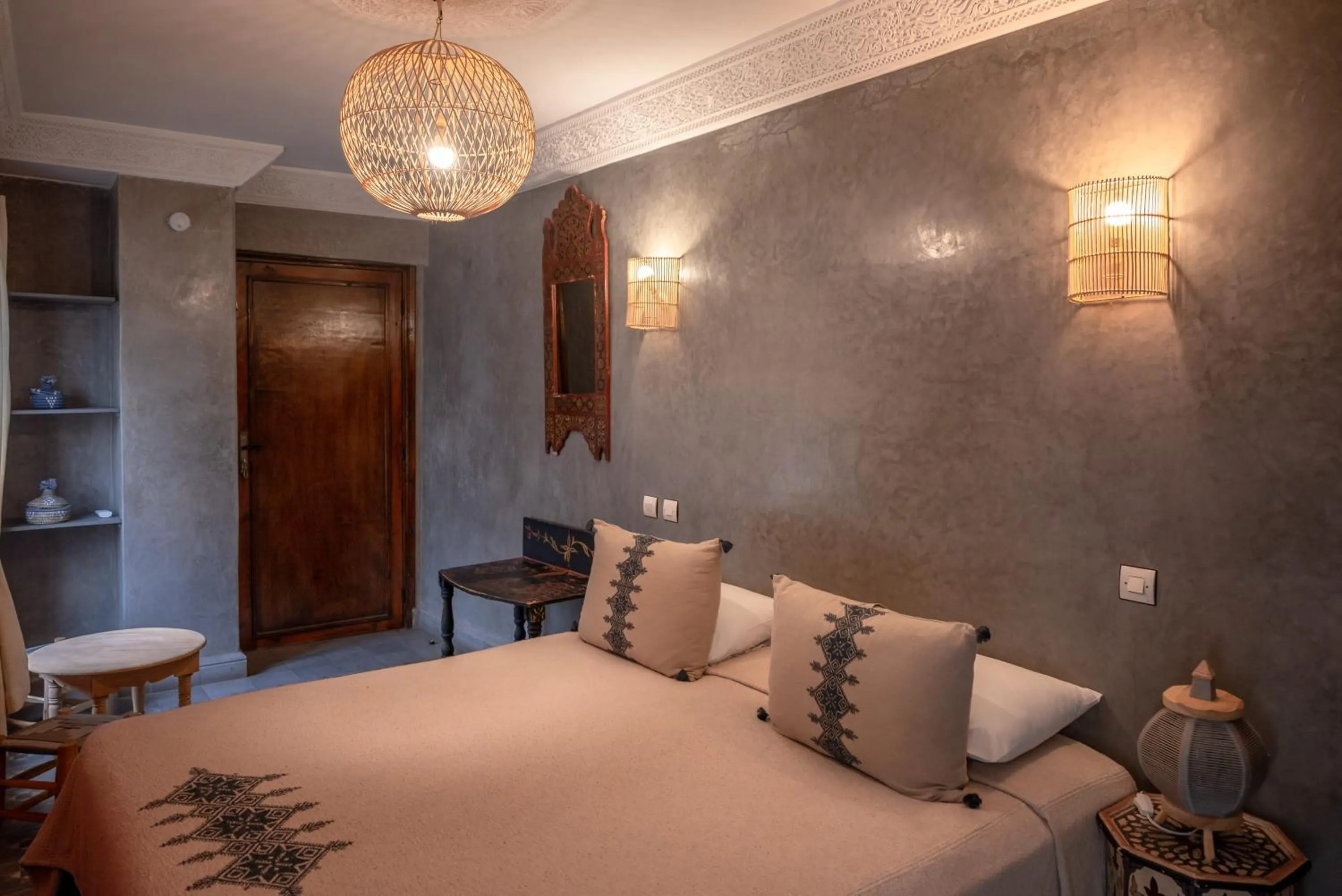 Photo of the whole room, Bed in Monriad