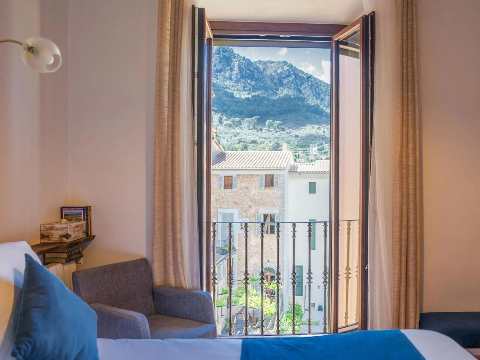 Mountain view, Bed in Hotel Casa Bougainvillea