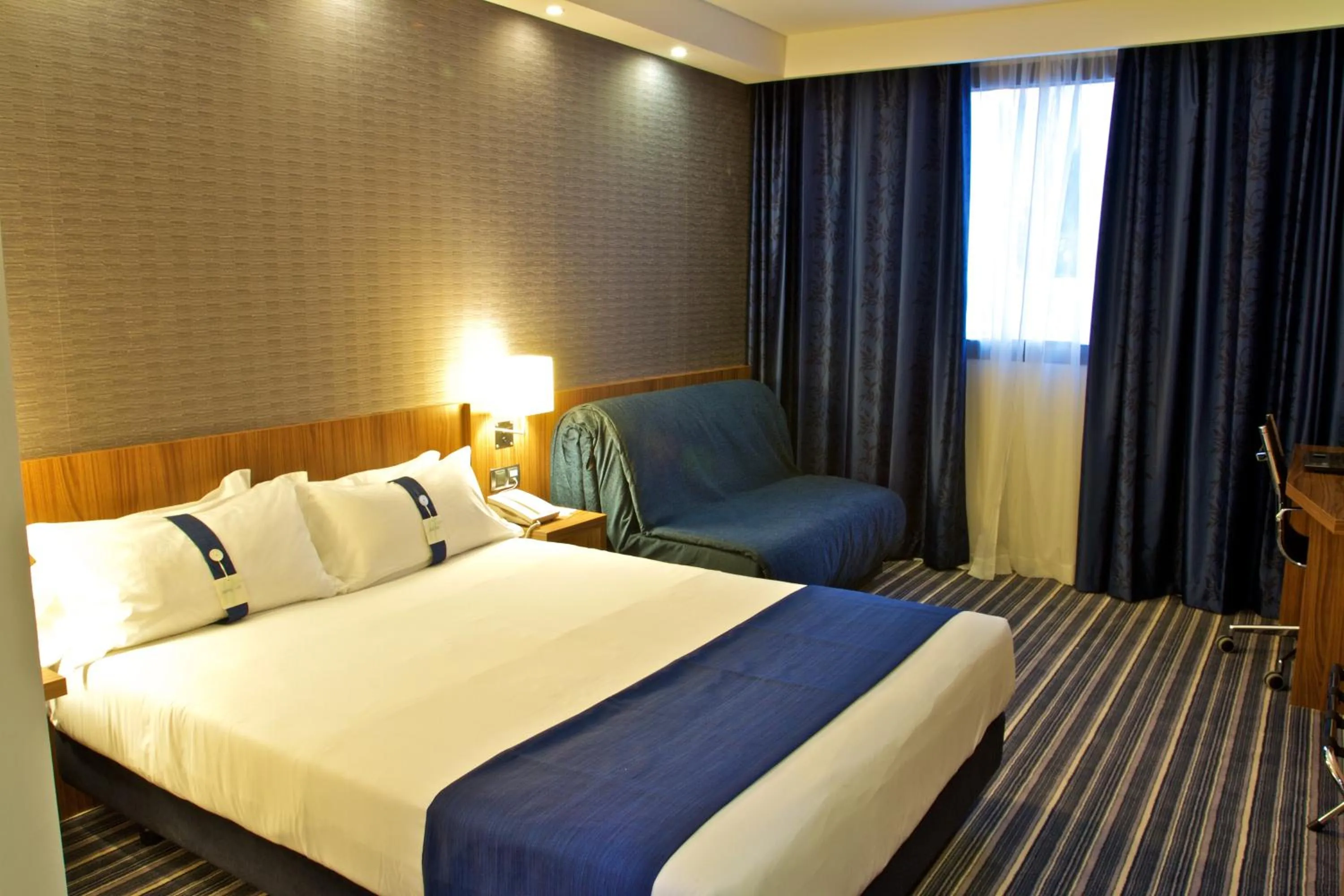 Bed in Holiday Inn Express Campo de Gibraltar-Barrios by IHG