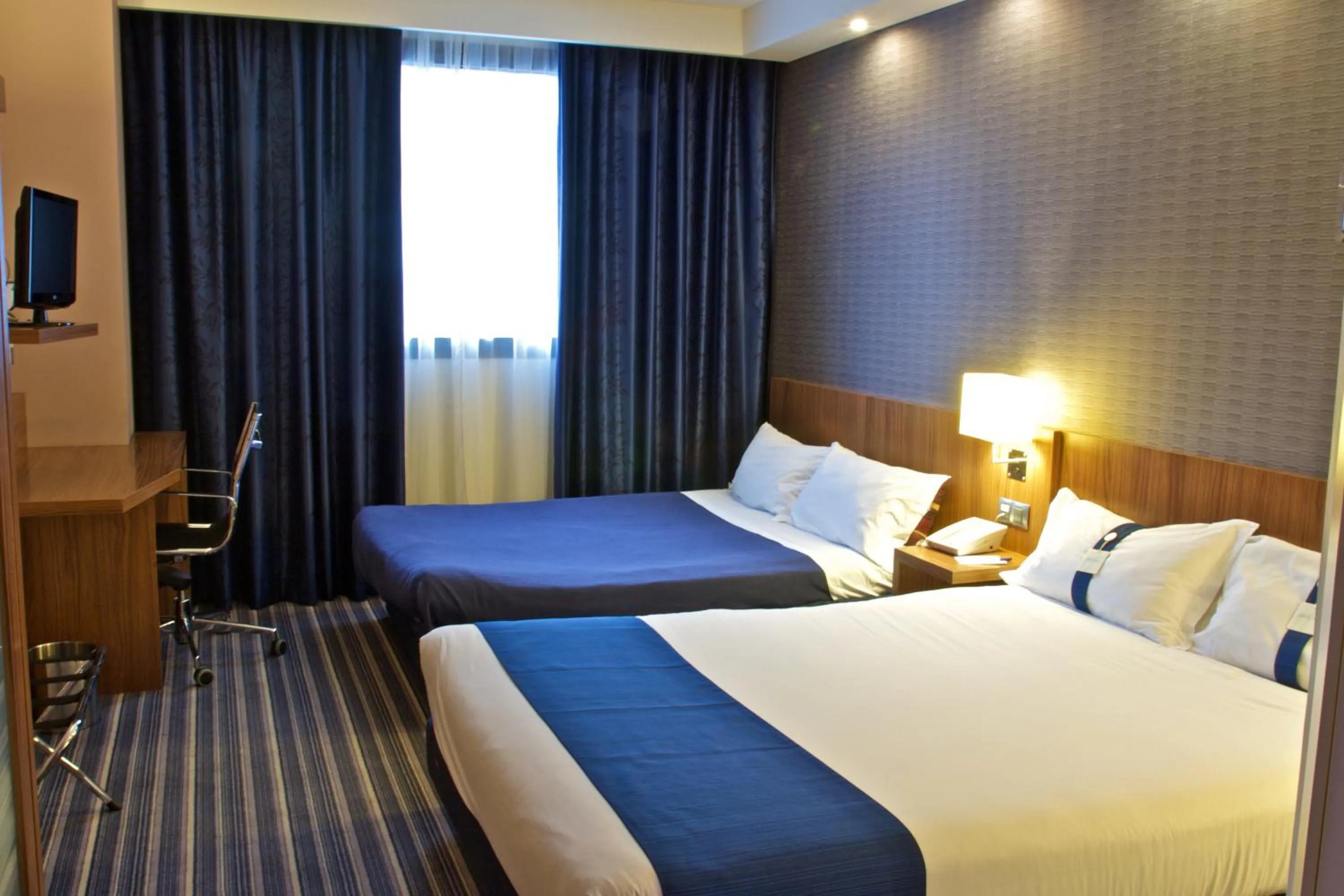 Bed in Holiday Inn Express Campo de Gibraltar-Barrios by IHG