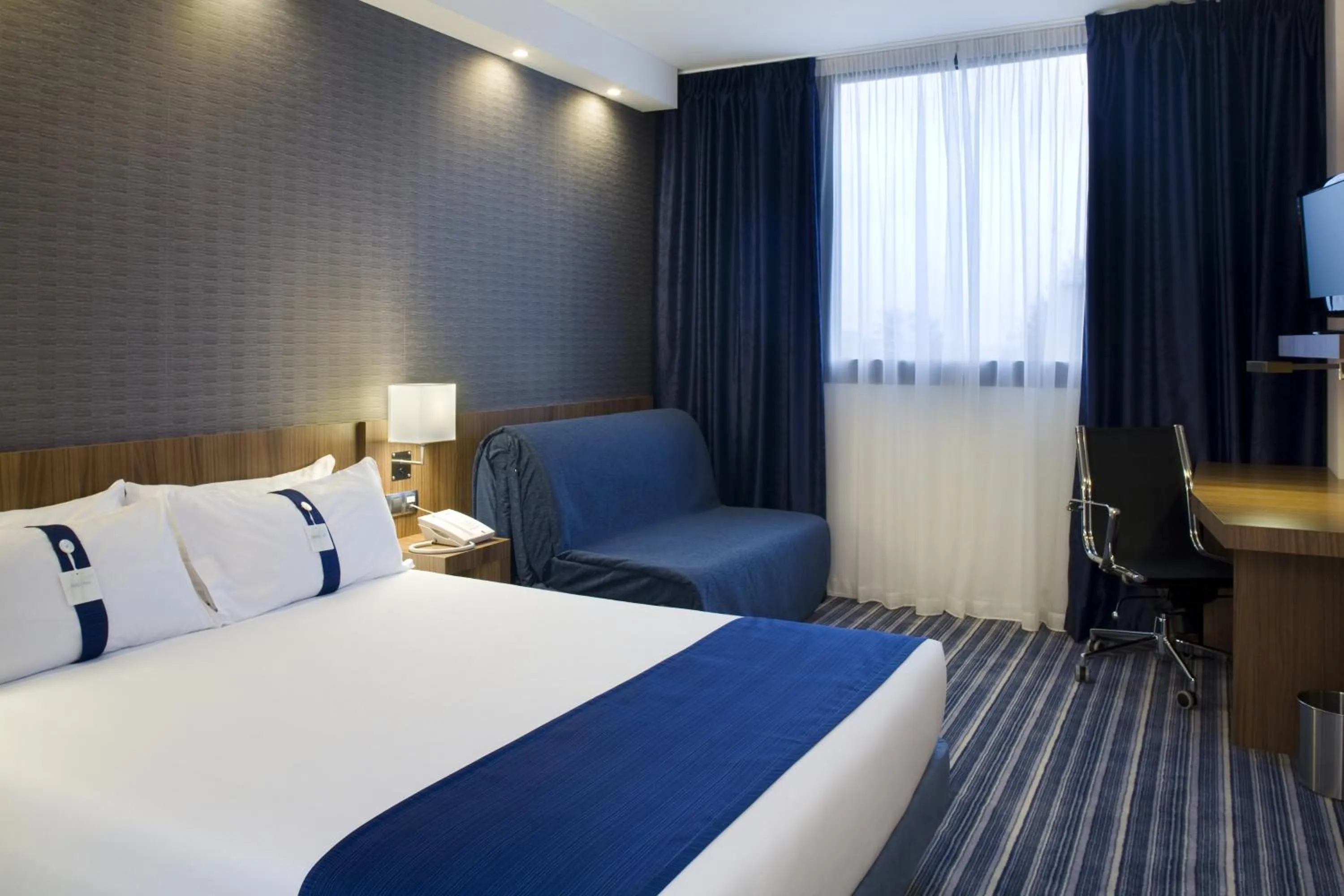 Photo of the whole room, Bed in Holiday Inn Express Campo de Gibraltar-Barrios by IHG