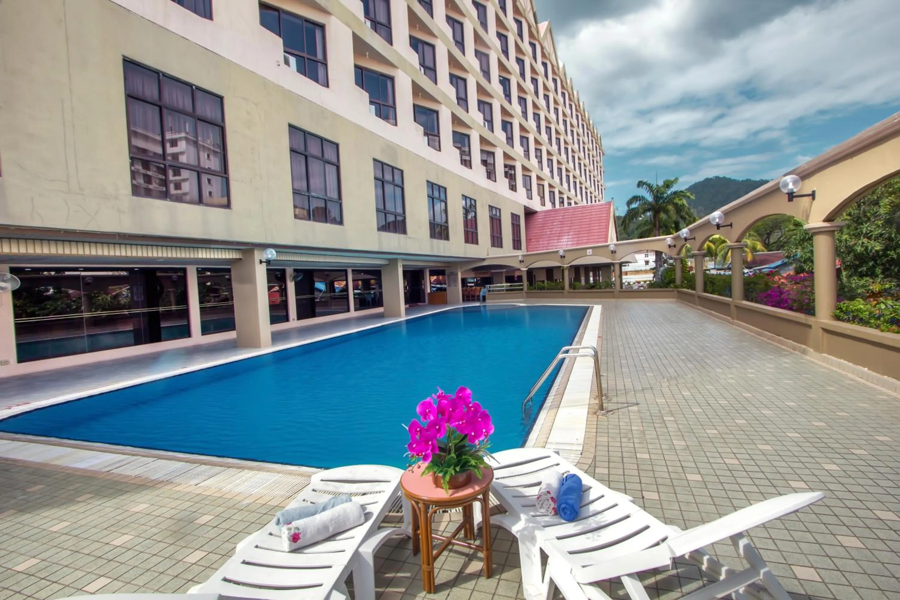 Swimming pool in Hotel Grand Continental Langkawi
