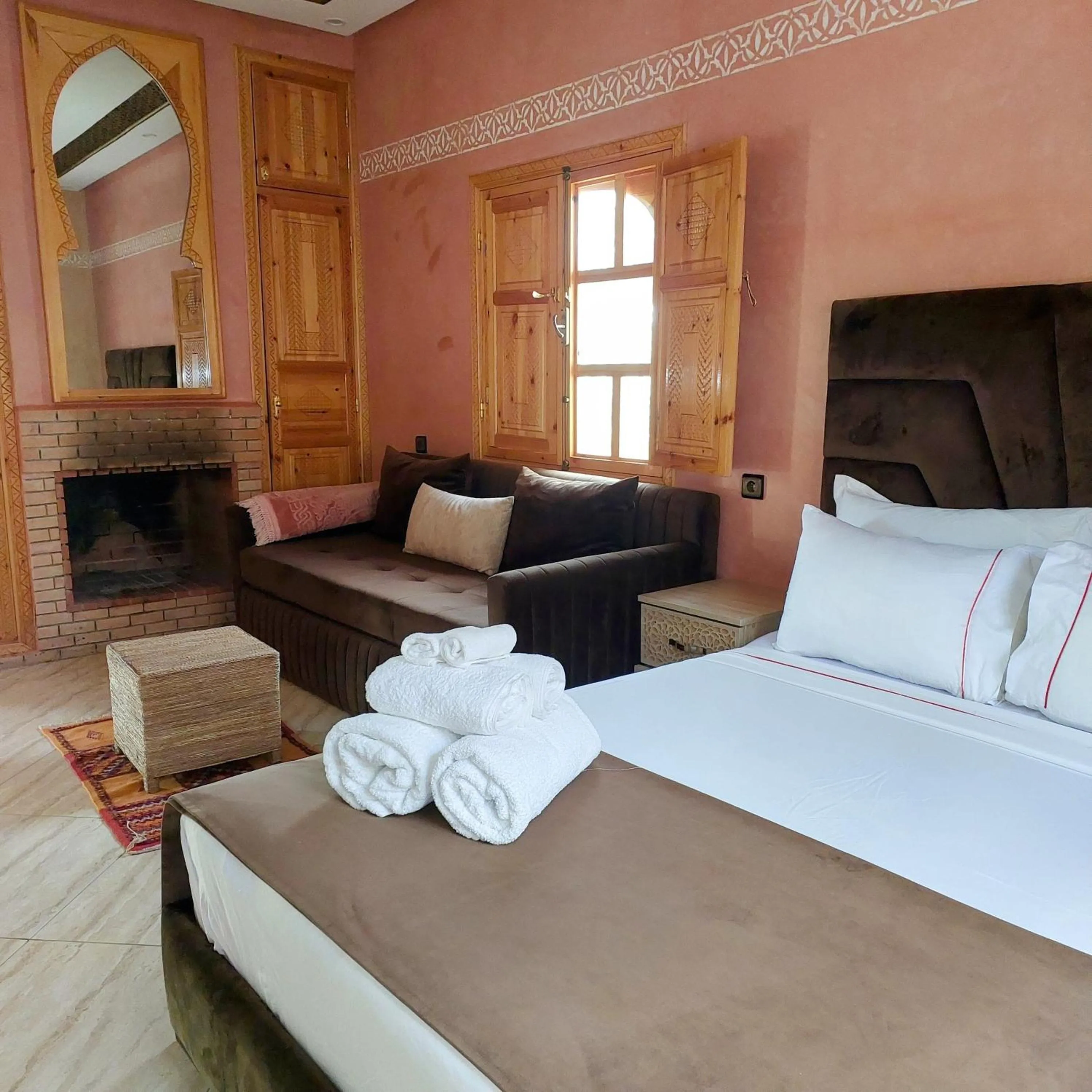 Photo of the whole room, Bed in Chez Mamouchthka