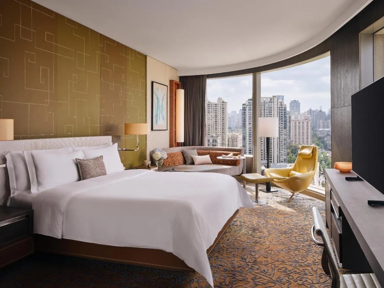 Bed in The Langham, Shanghai, Xintiandi