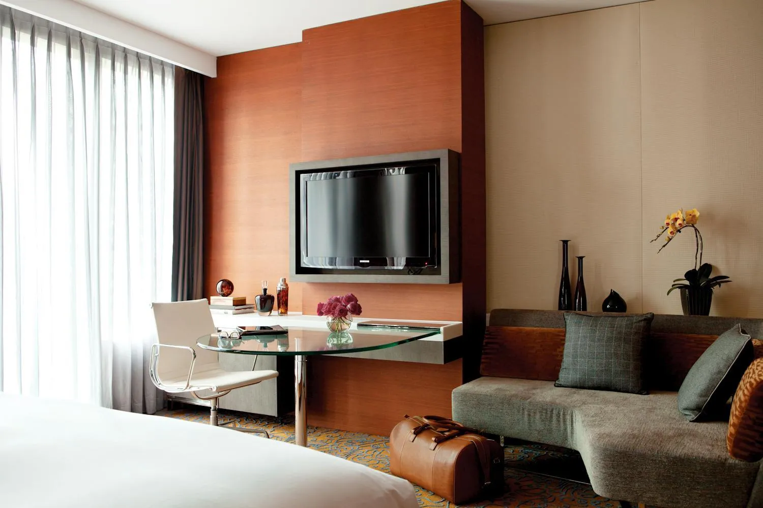 Bed in The Langham, Shanghai, Xintiandi