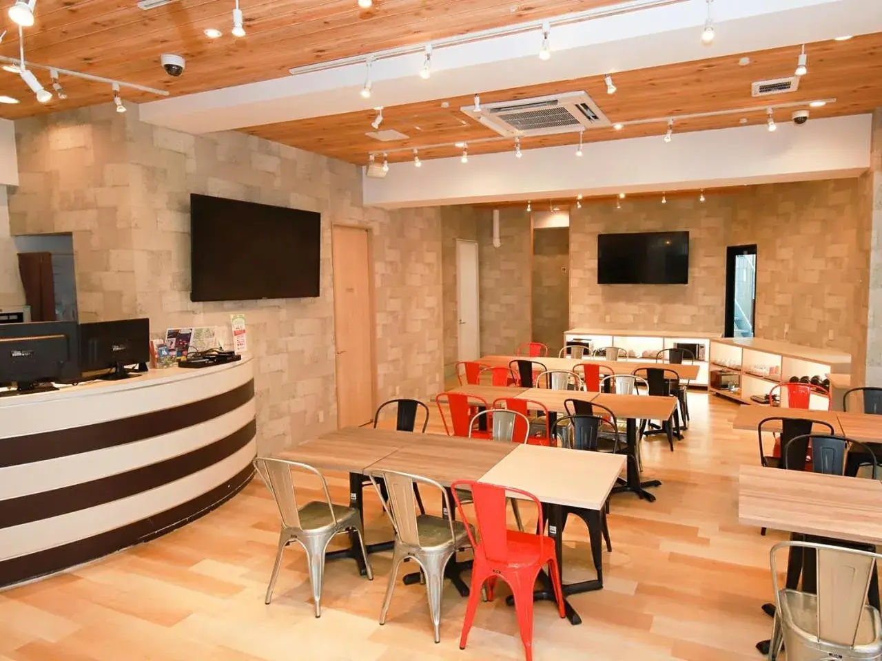 Communal lounge/ TV room, Restaurant/Places to Eat in Hiroshima Peace Hotel Communal lounge/ TV room, Restaurant/Places to Eat in Hiroshima Peace Hotel