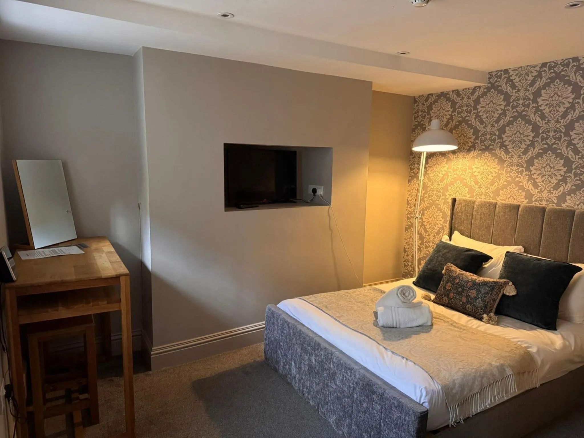 Bedroom, Bed in Regency House