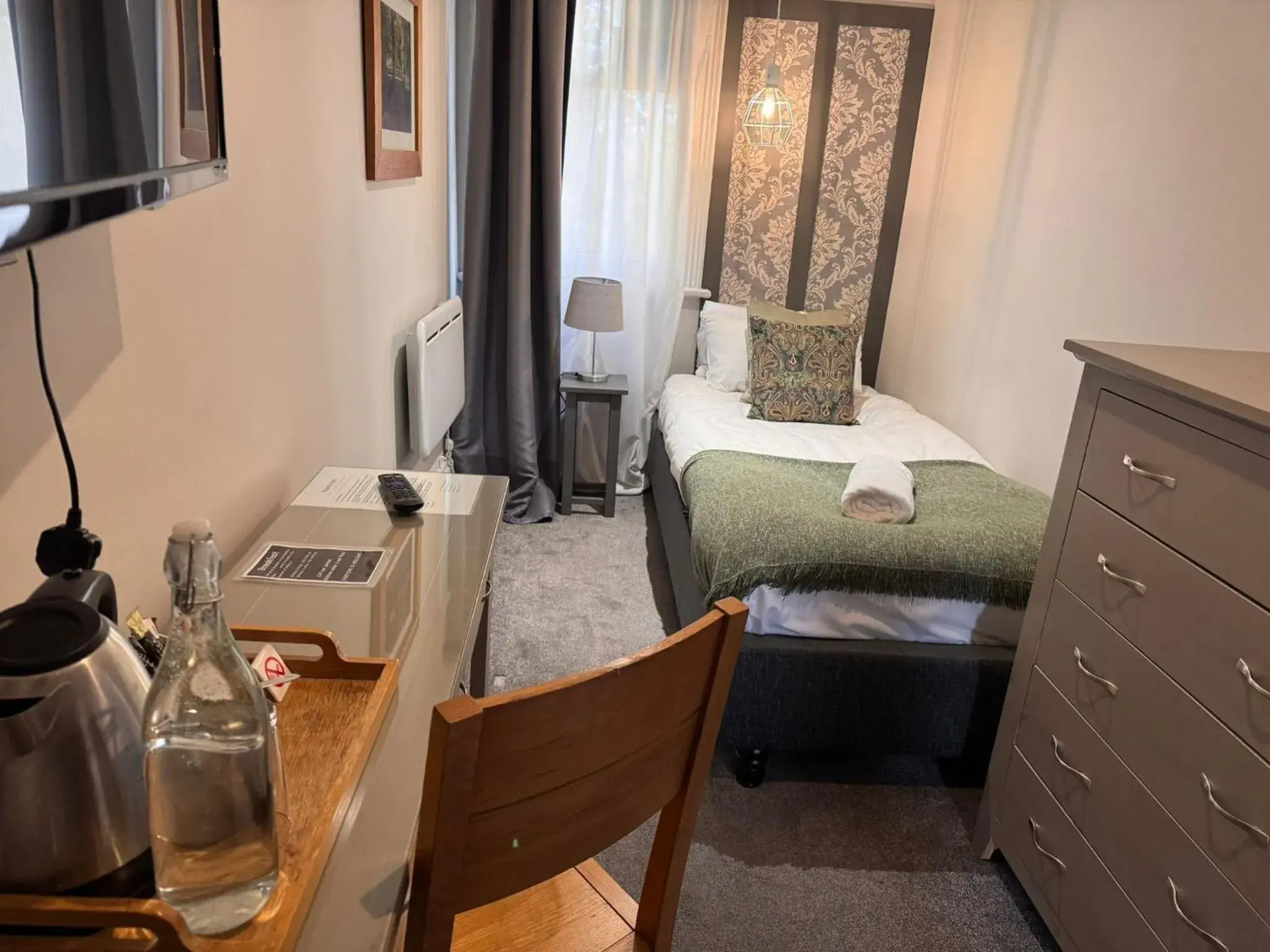 Single Room with Shared Bathroom in Regency House Single Room with Shared Bathroom in Regency House