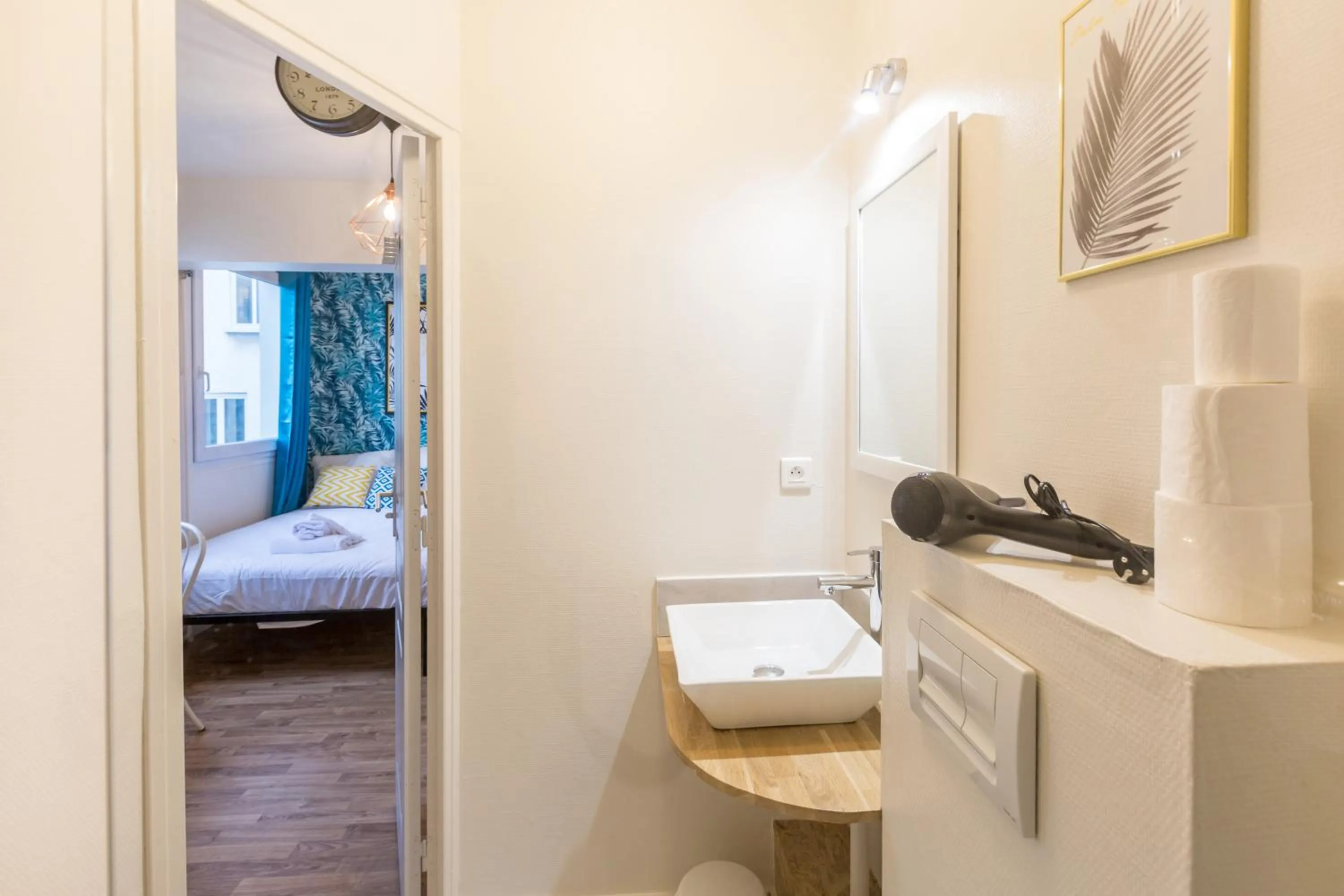 Bathroom, Bed in WS Champs Elysées - Ponthieu