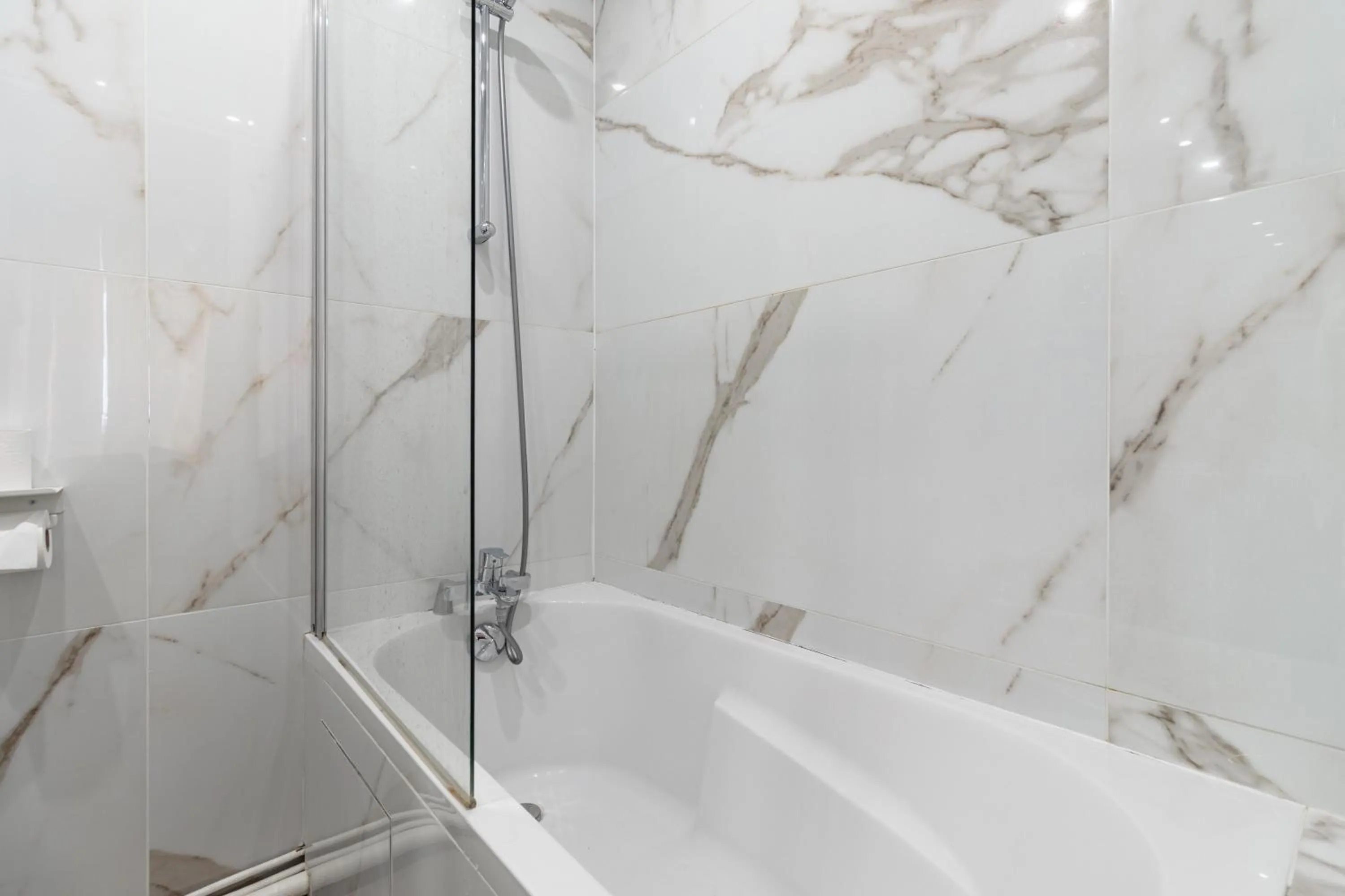 Bath in Hotel Riviera OPERA Cadet