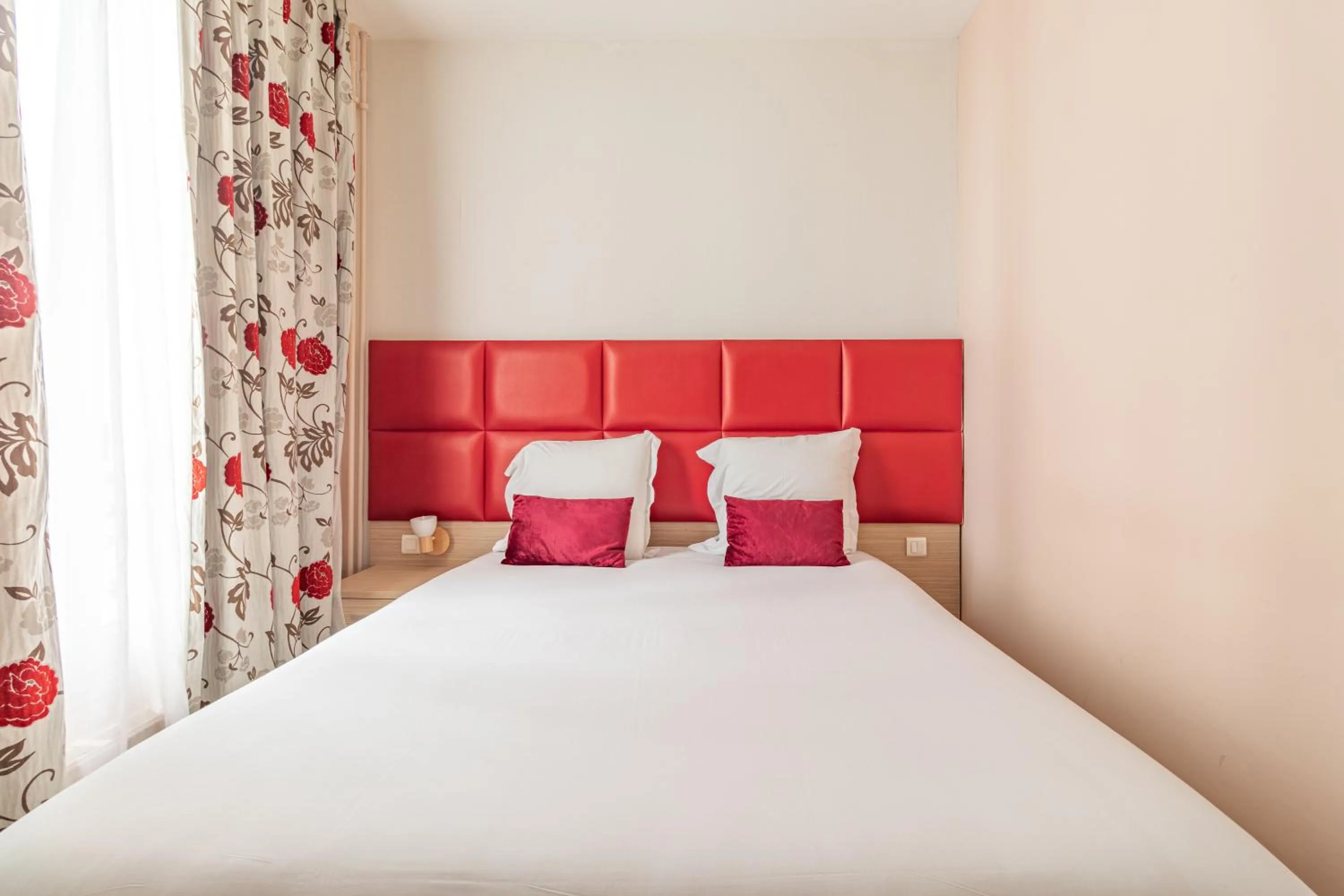 Bed in Hotel Riviera OPERA Cadet