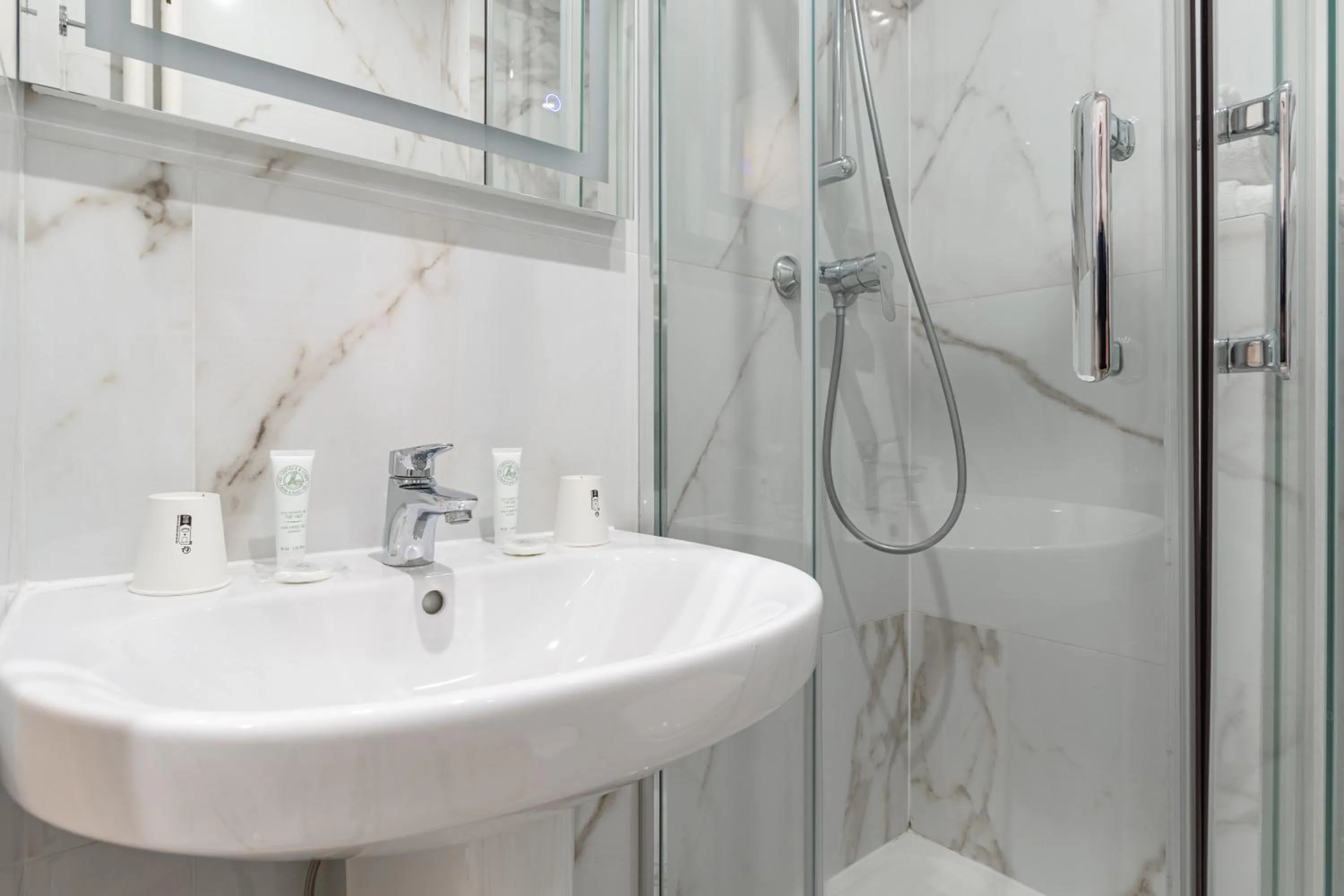 Shower in Hotel Riviera OPERA Cadet