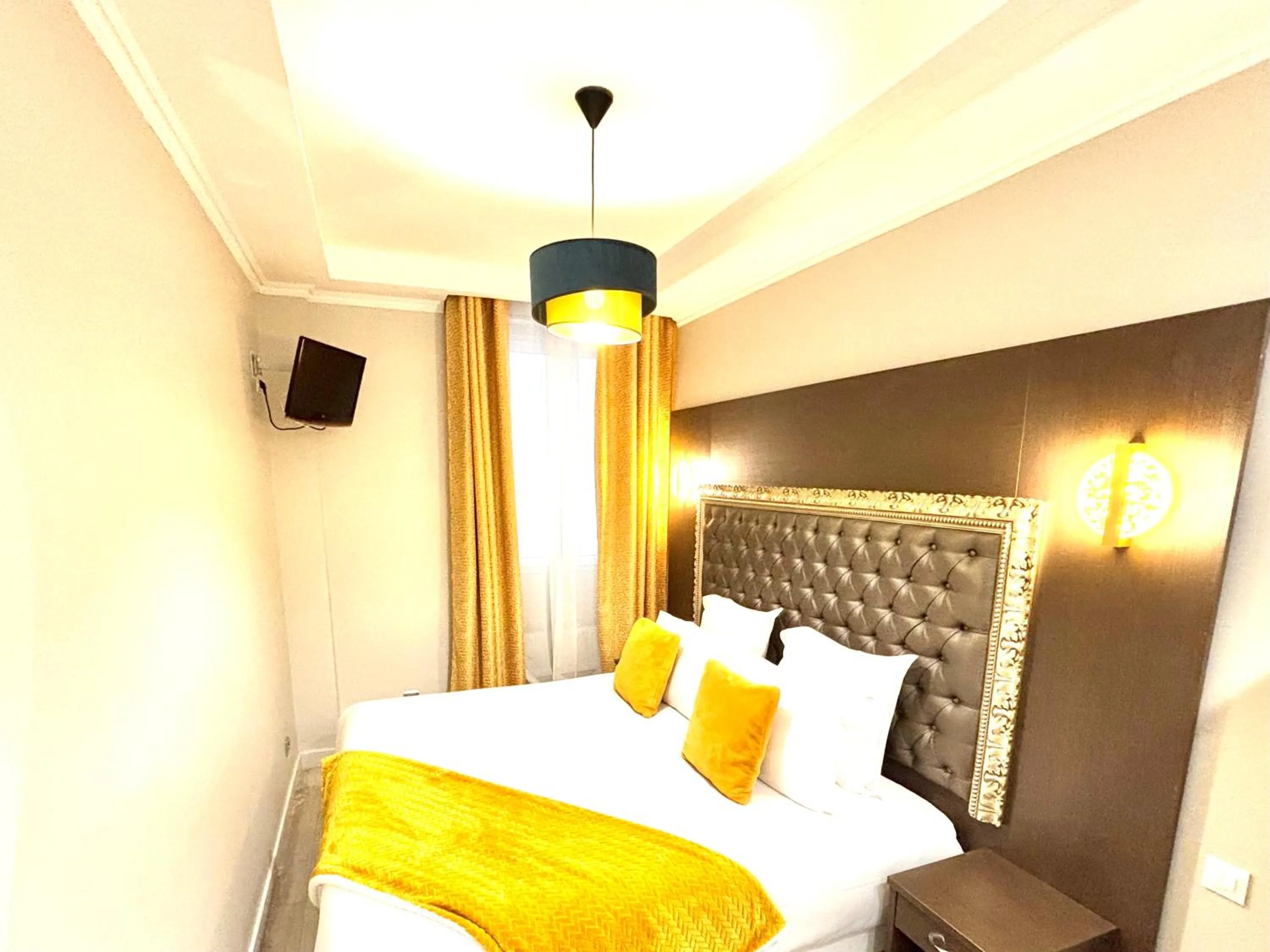 Bed in Hotel Riviera OPERA Cadet