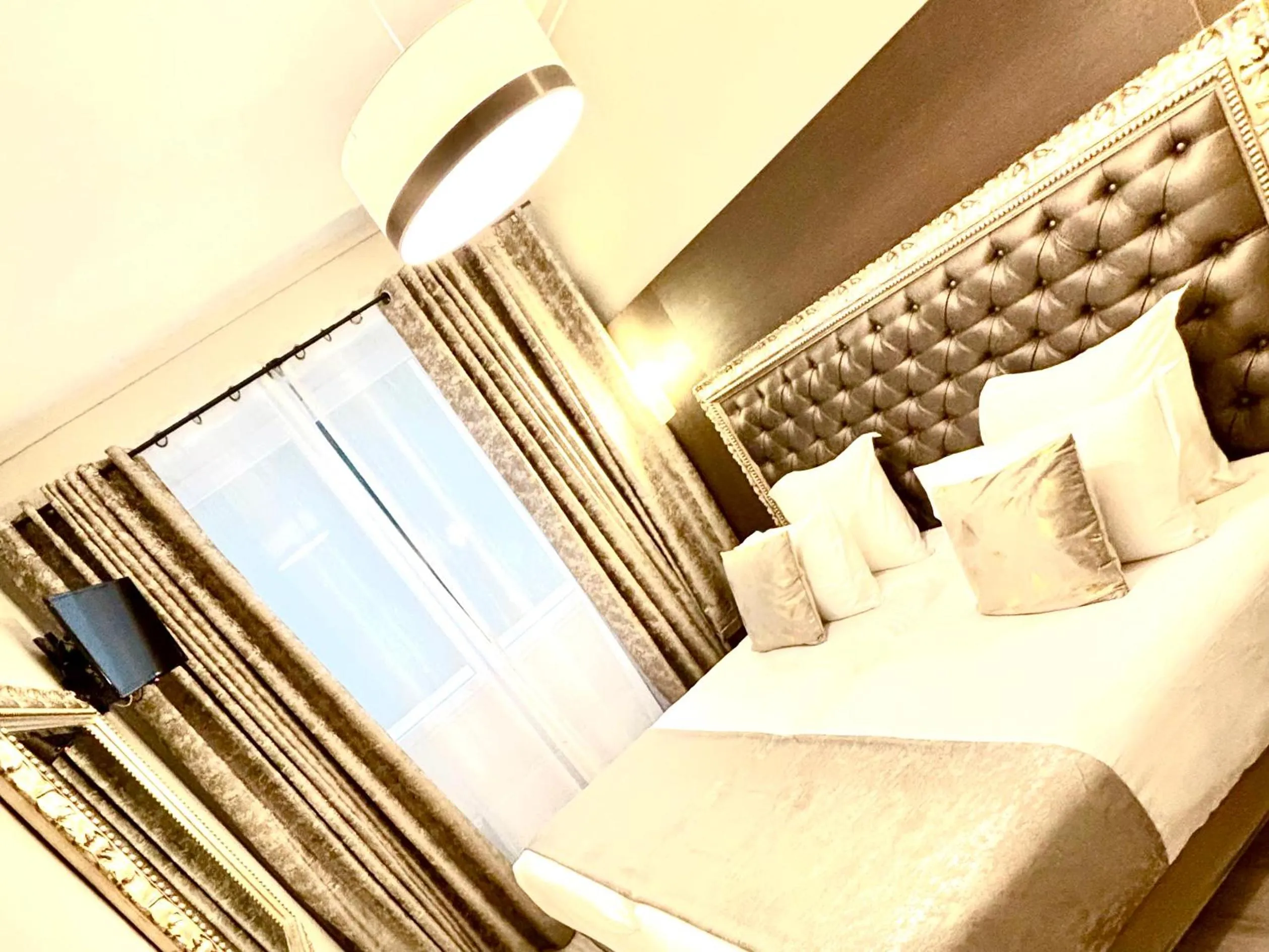 Bed in Hotel Riviera OPERA Cadet