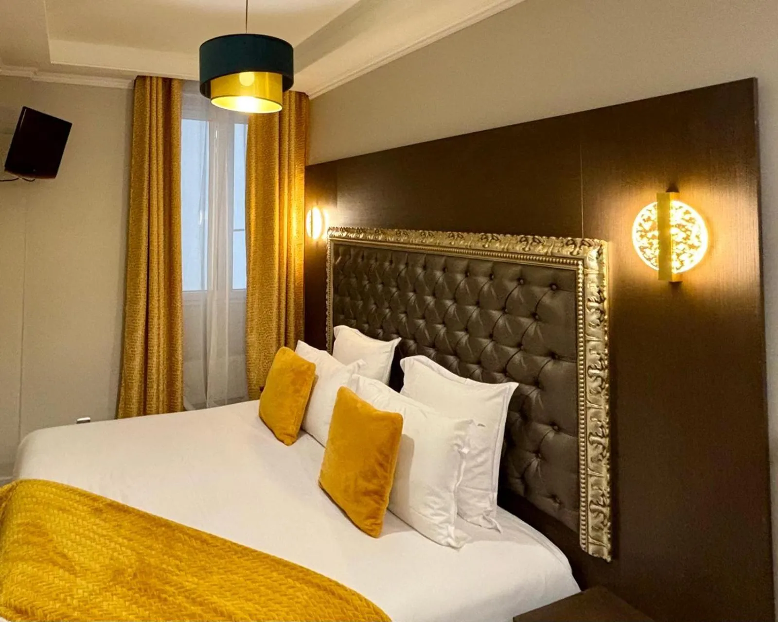 Bed in Hotel Riviera OPERA Cadet