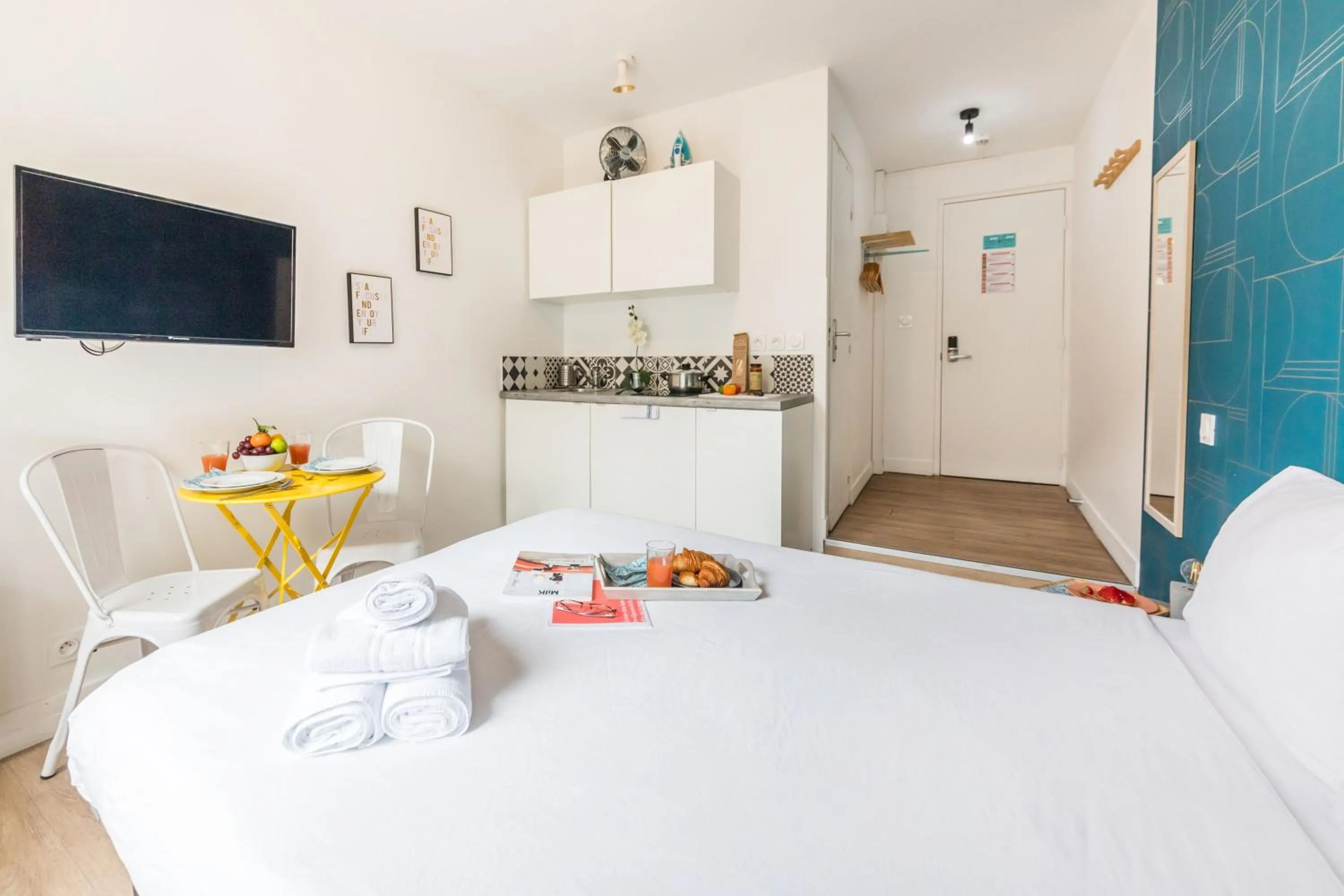 Living room, Bed in WS St Germain - Quartier Latin