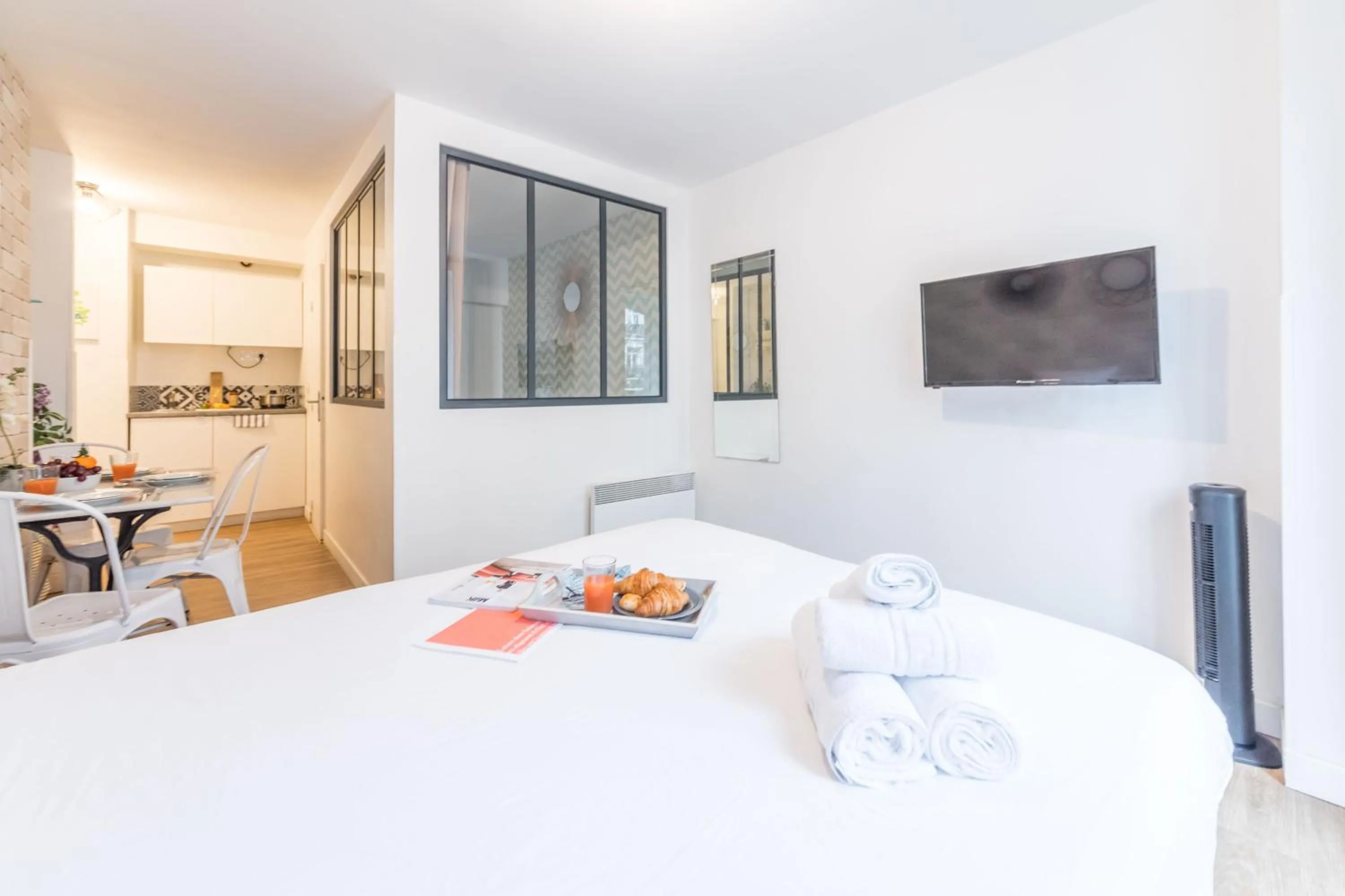 Living room, Bed in WS St Germain - Quartier Latin