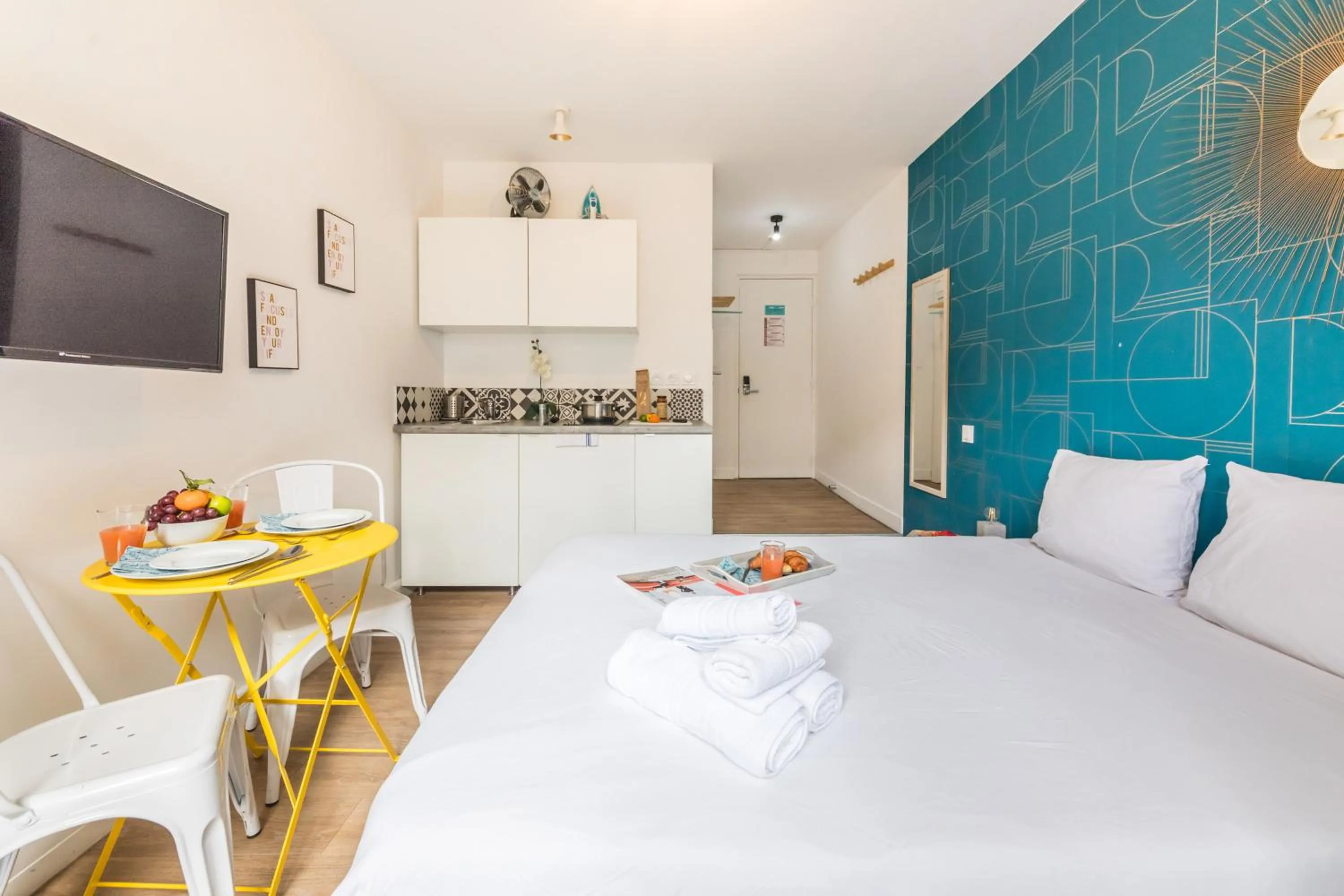 Living room, Bed in WS St Germain - Quartier Latin