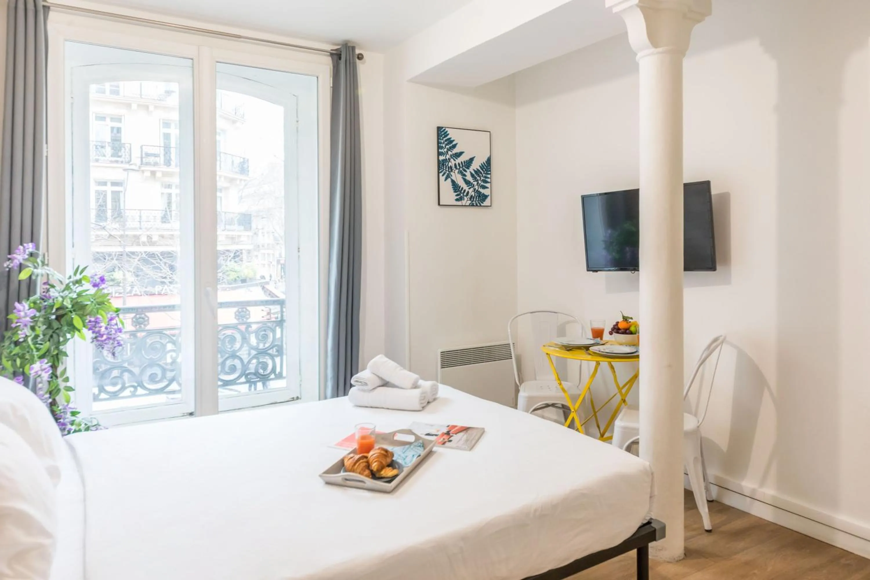 Living room, Bed in WS St Germain - Quartier Latin