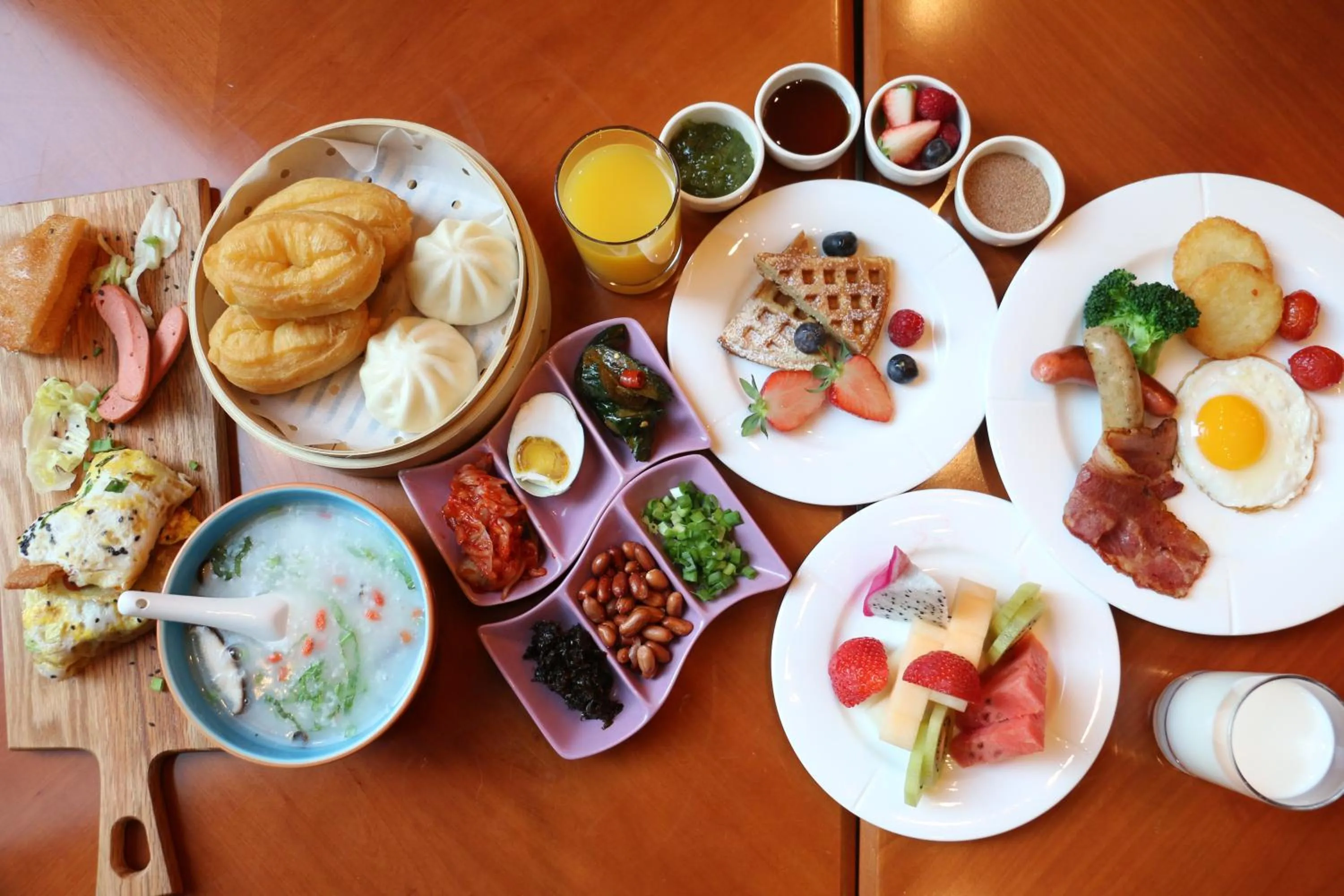 Restaurant/places to eat in Crowne Plaza Yantai Sea View by IHG