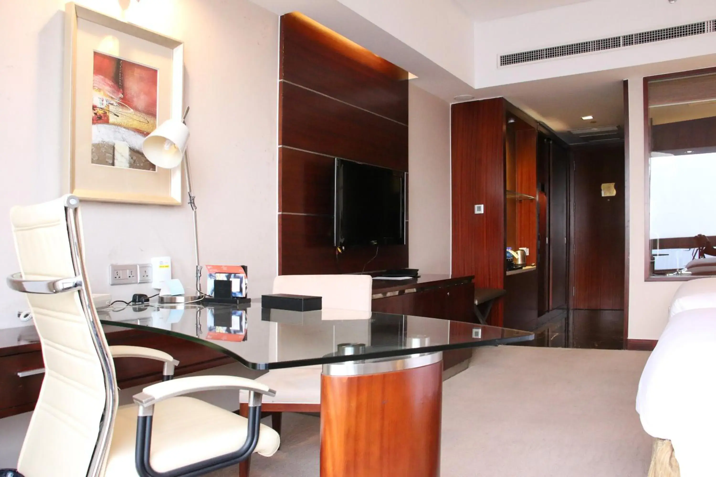 2 Single Beds Standard Club Floor in Crowne Plaza Yantai Sea View by IHG 2 Single Beds Standard Club Floor in Crowne Plaza Yantai Sea View by IHG