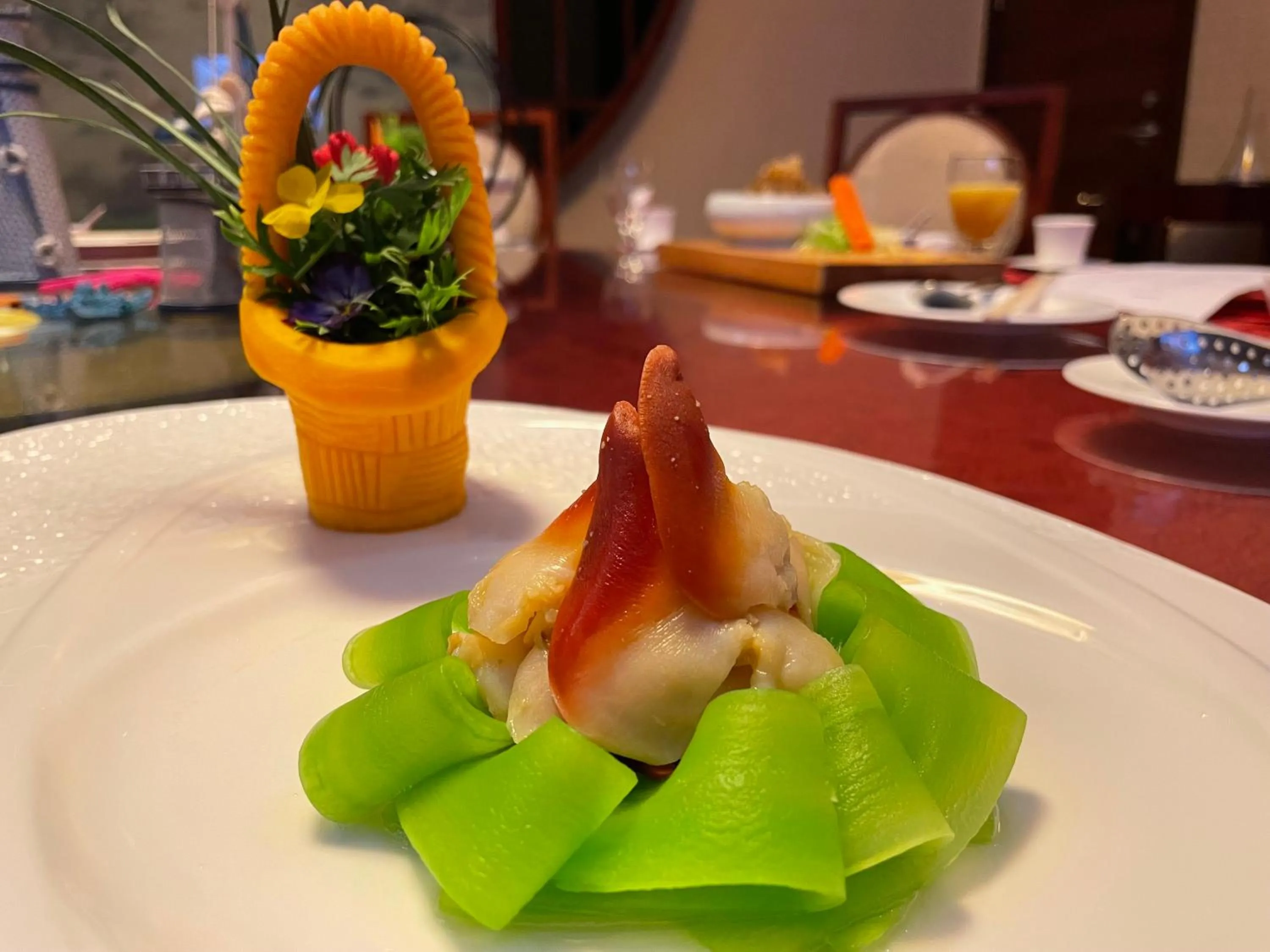 Restaurant/places to eat in Crowne Plaza Yantai Sea View by IHG