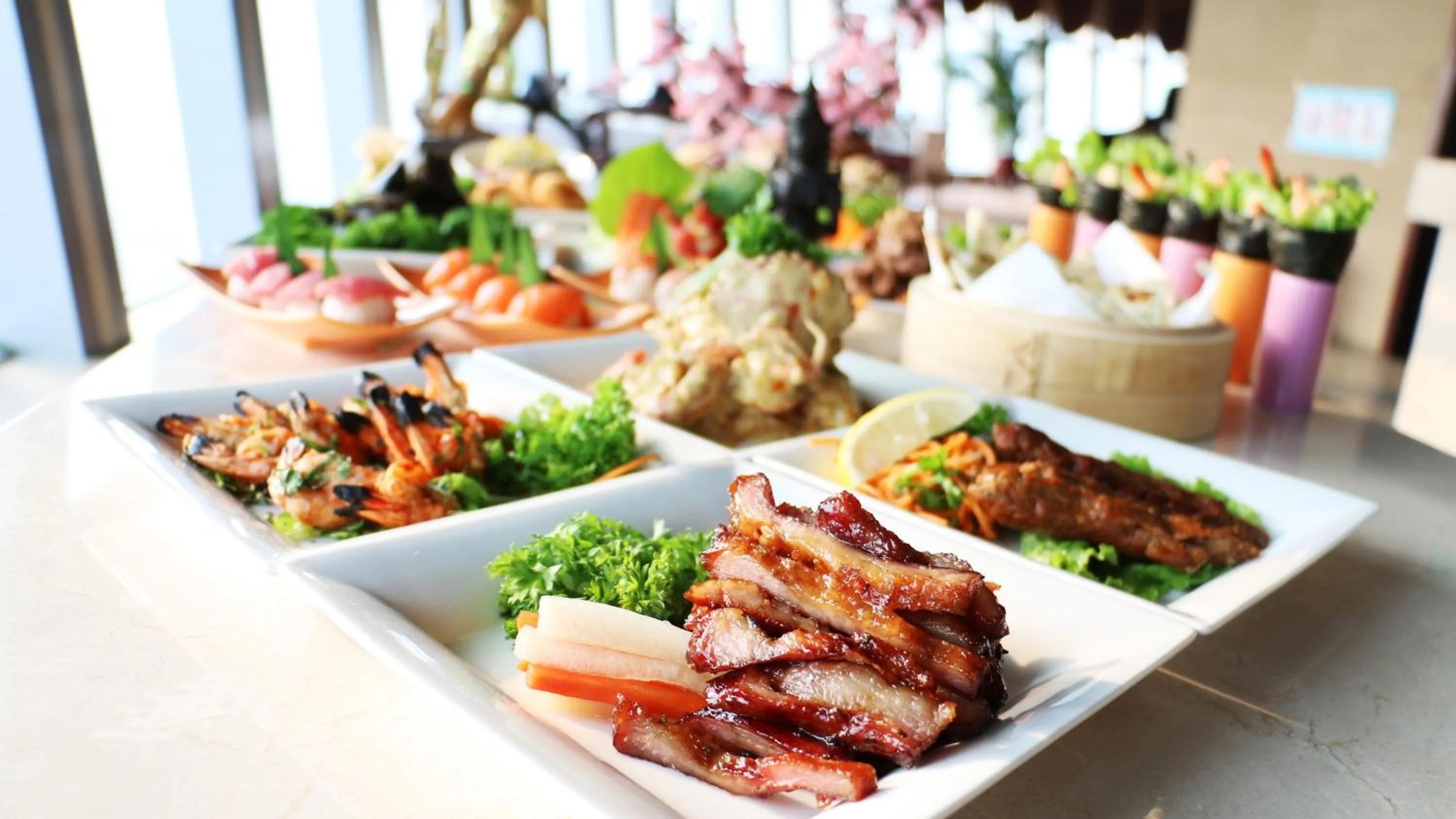 Restaurant/places to eat in Crowne Plaza Yantai Sea View by IHG