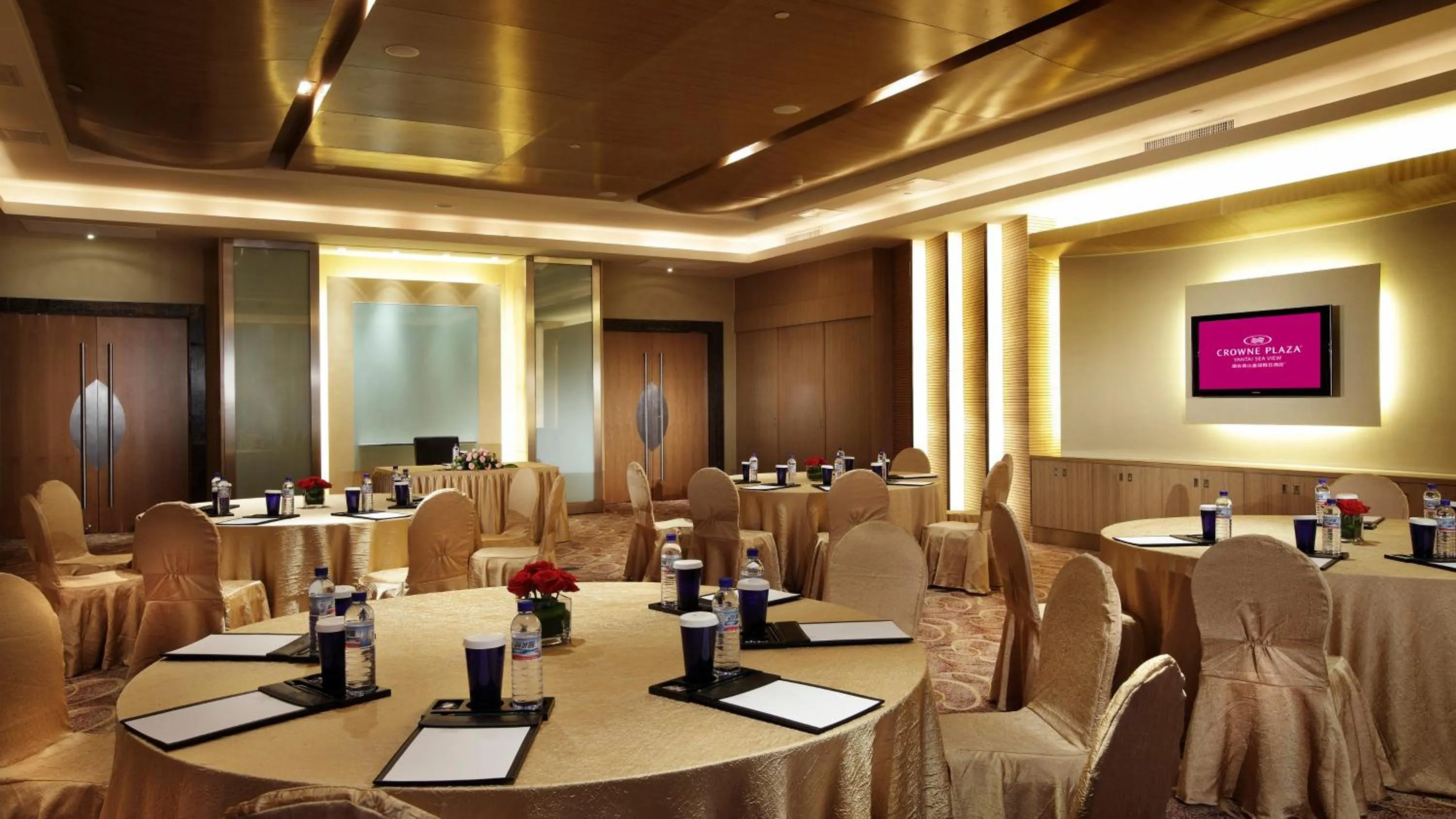Meeting/conference room in Crowne Plaza Yantai Sea View by IHG