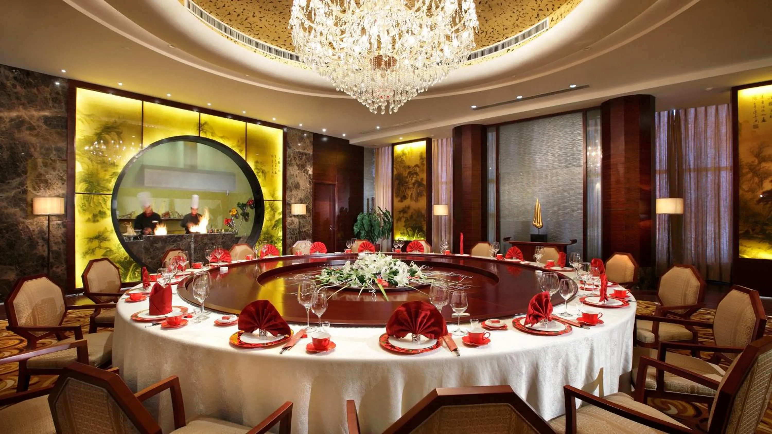 Restaurant/places to eat in Crowne Plaza Yantai Sea View by IHG