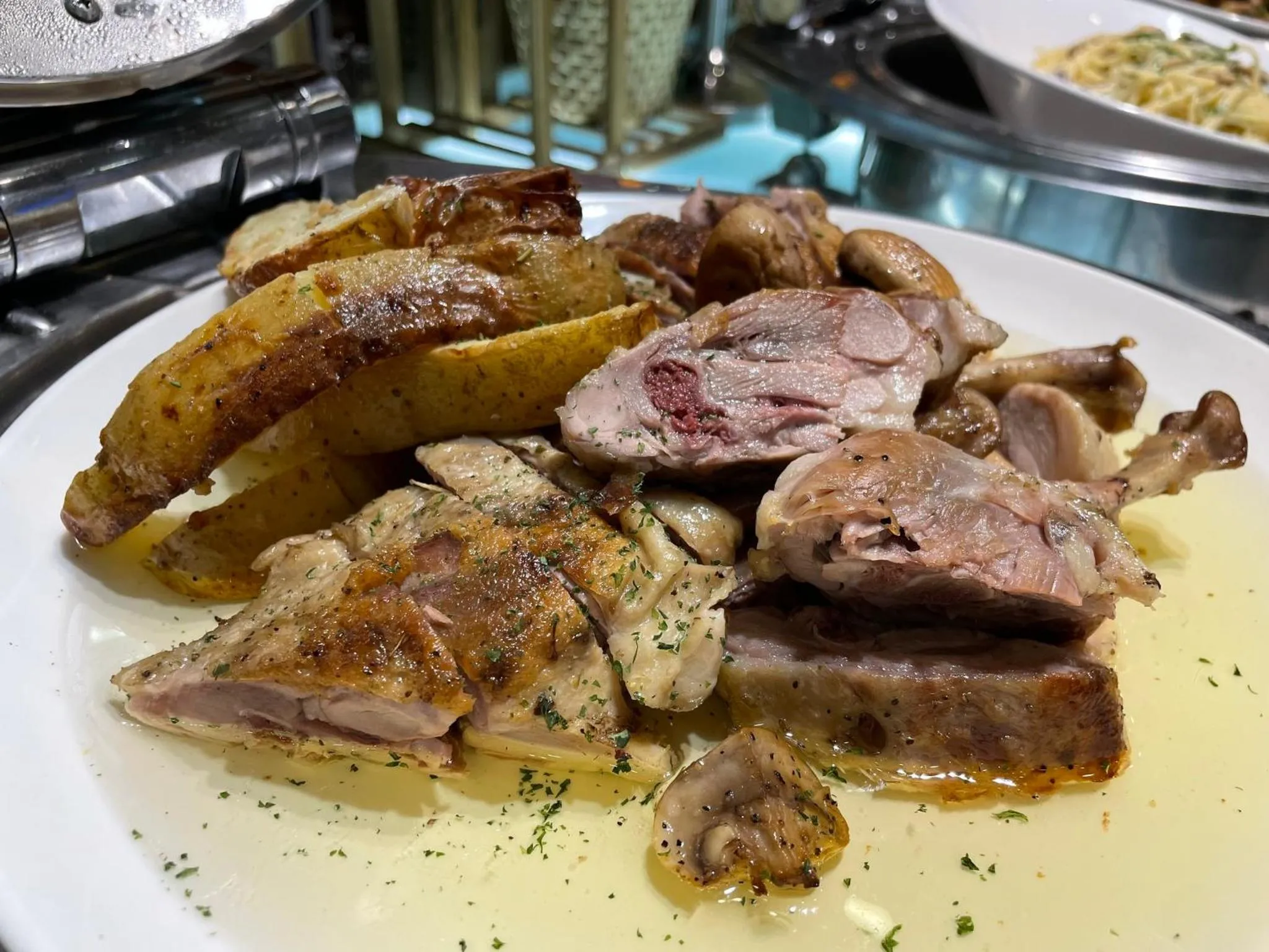 Restaurant/places to eat in Crowne Plaza Yantai Sea View by IHG