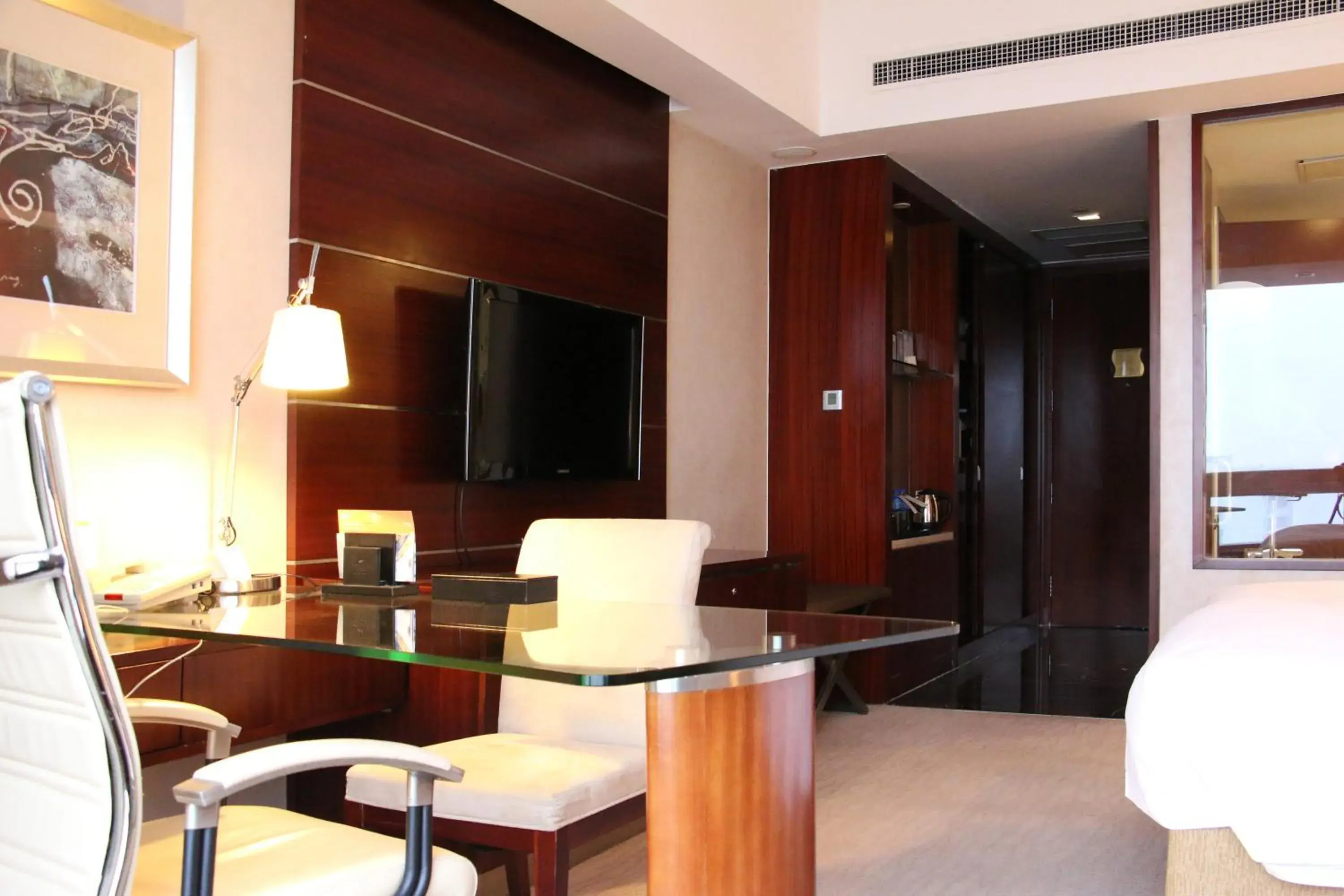 Standard King Room with City View in Crowne Plaza Yantai Sea View by IHG Standard King Room with City View in Crowne Plaza Yantai Sea View by IHG