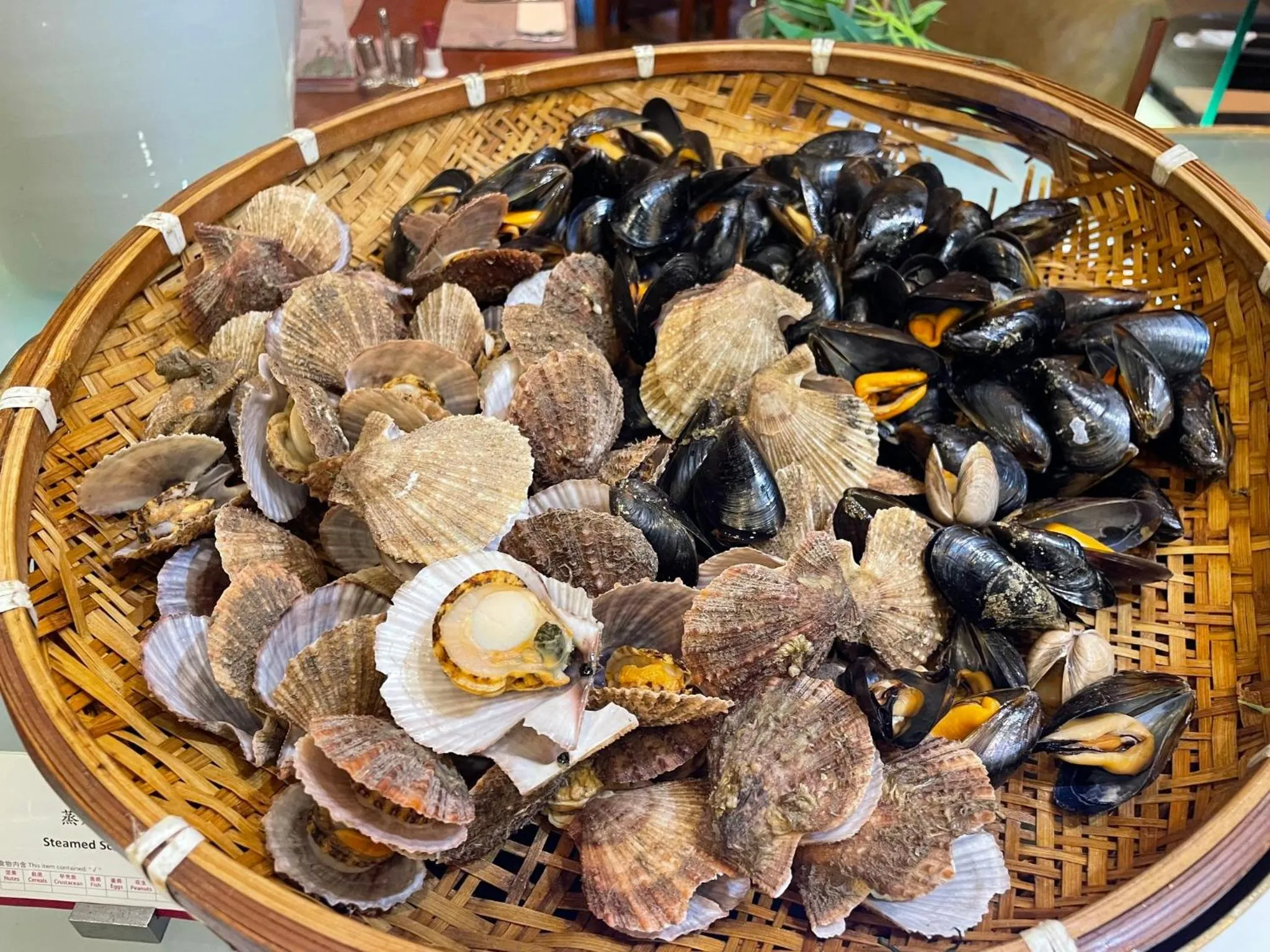 Restaurant/places to eat in Crowne Plaza Yantai Sea View by IHG