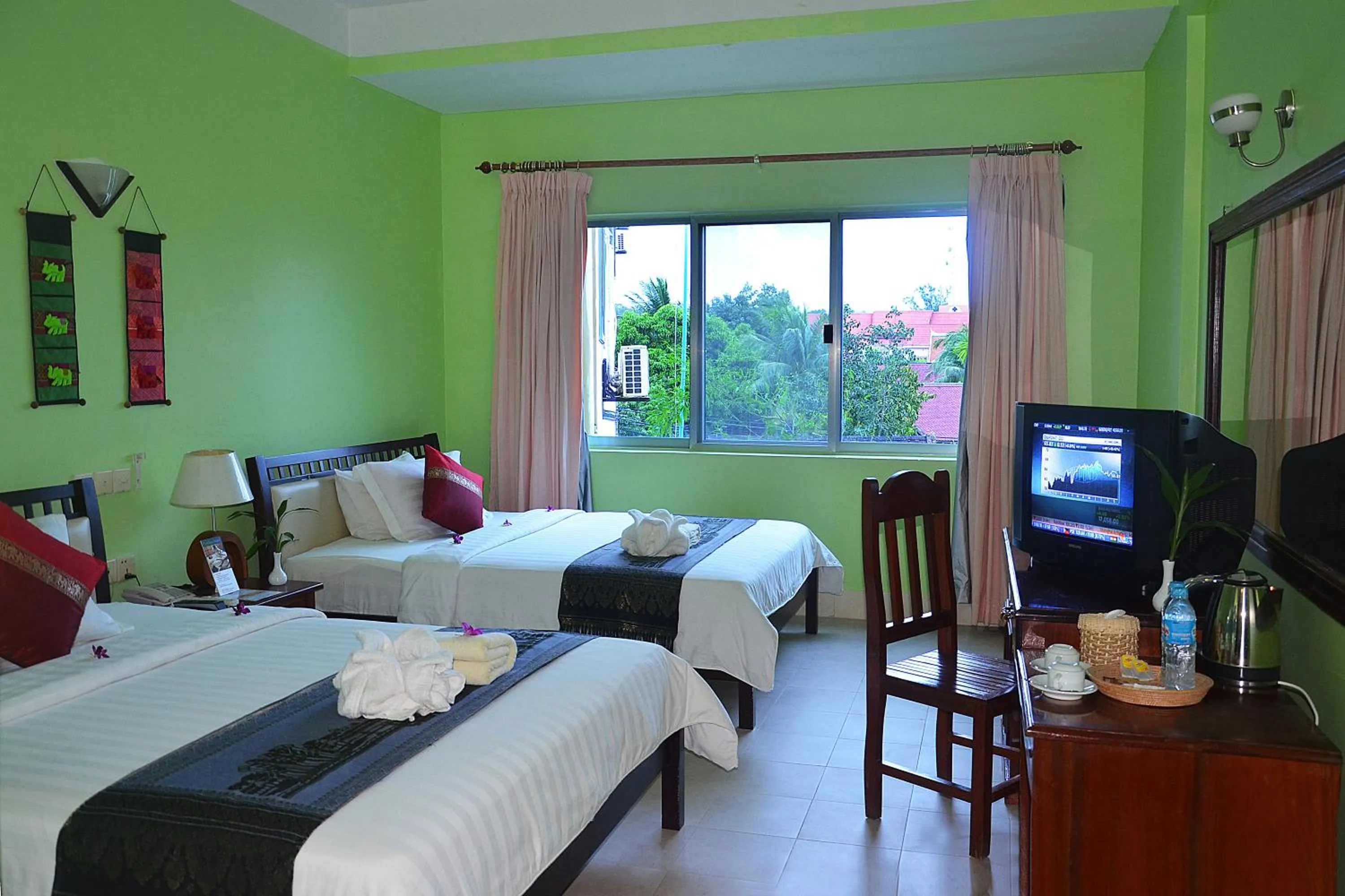 Bedroom, Bed in Parklane Hotel