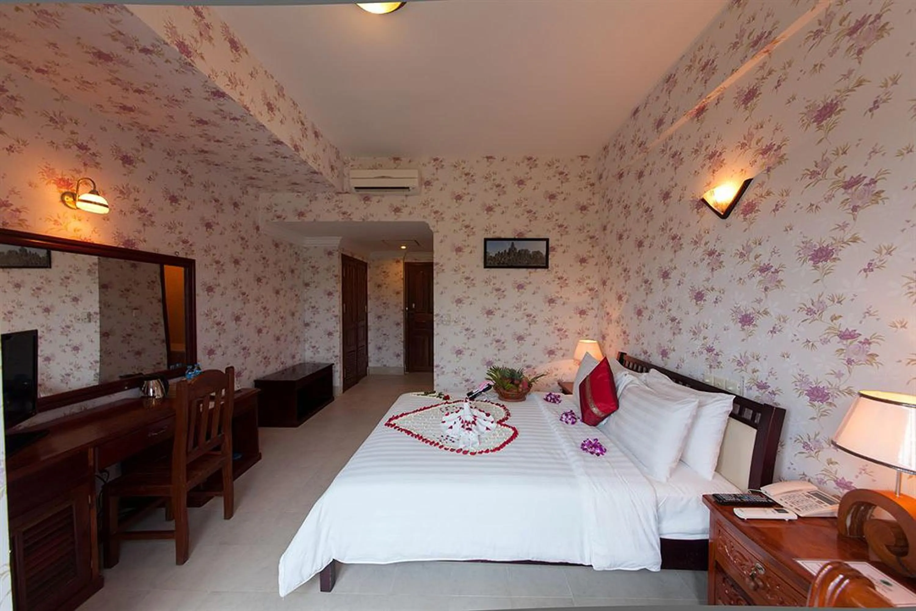 Bed in Parklane Hotel