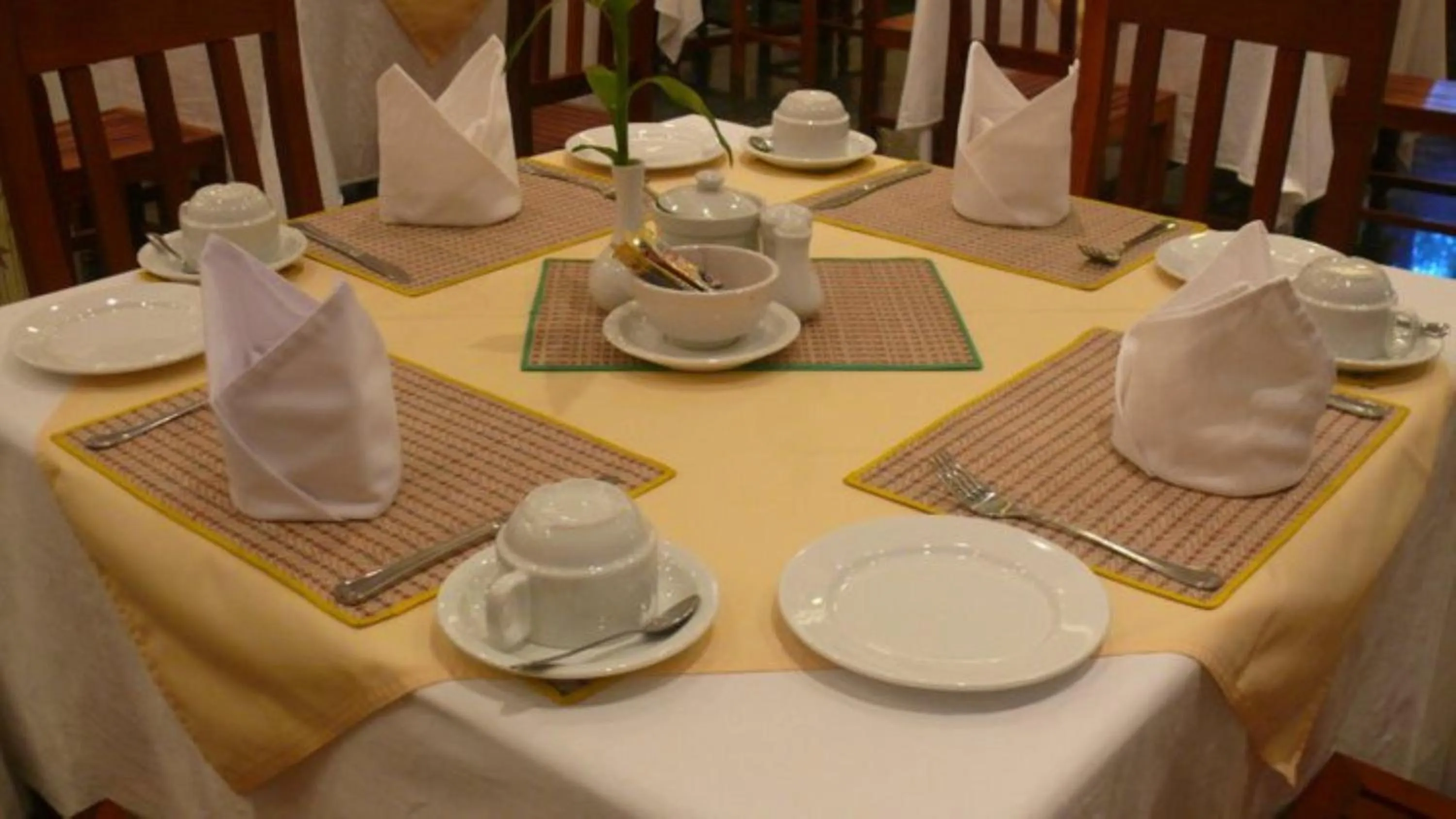 Restaurant/places to eat in Parklane Hotel