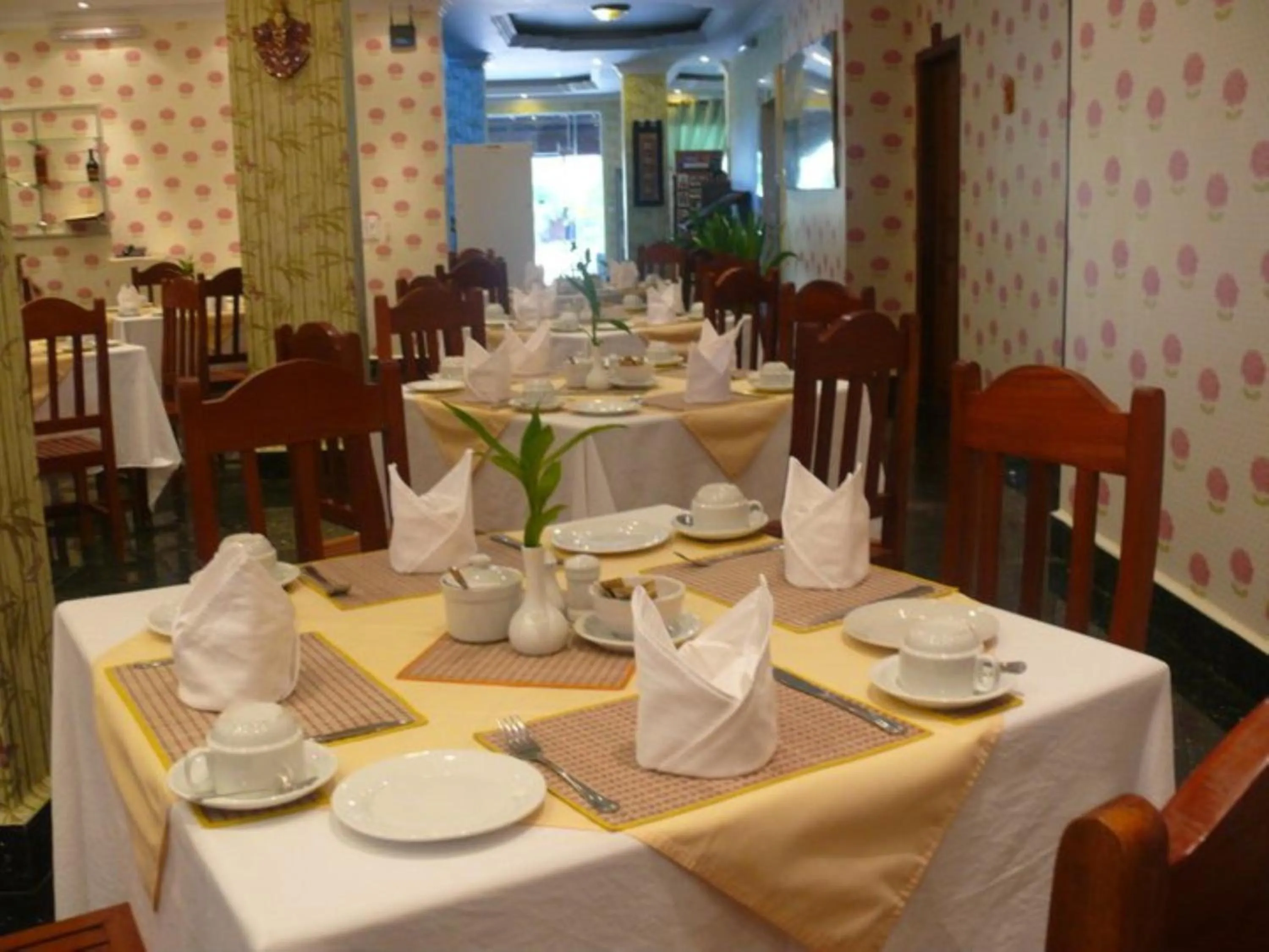 Restaurant/places to eat in Parklane Hotel