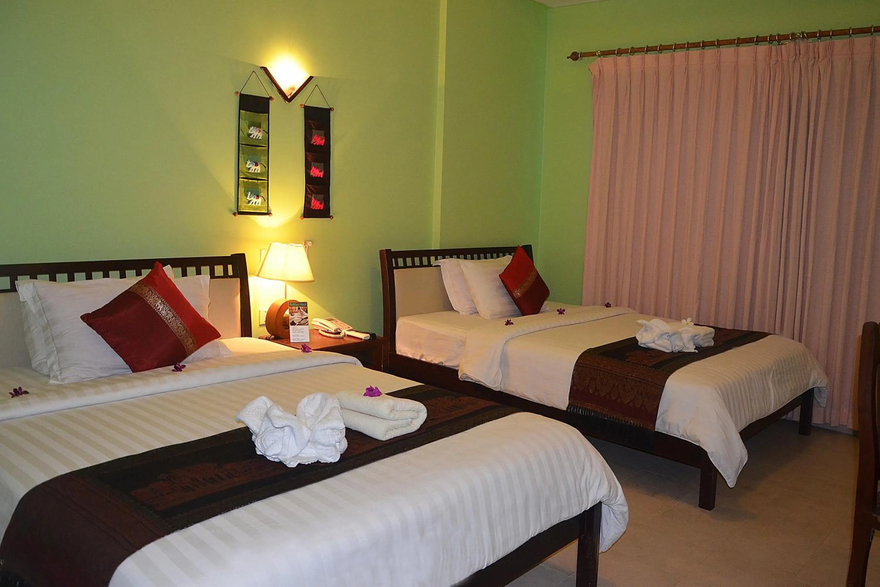 Bedroom, Bed in Parklane Hotel