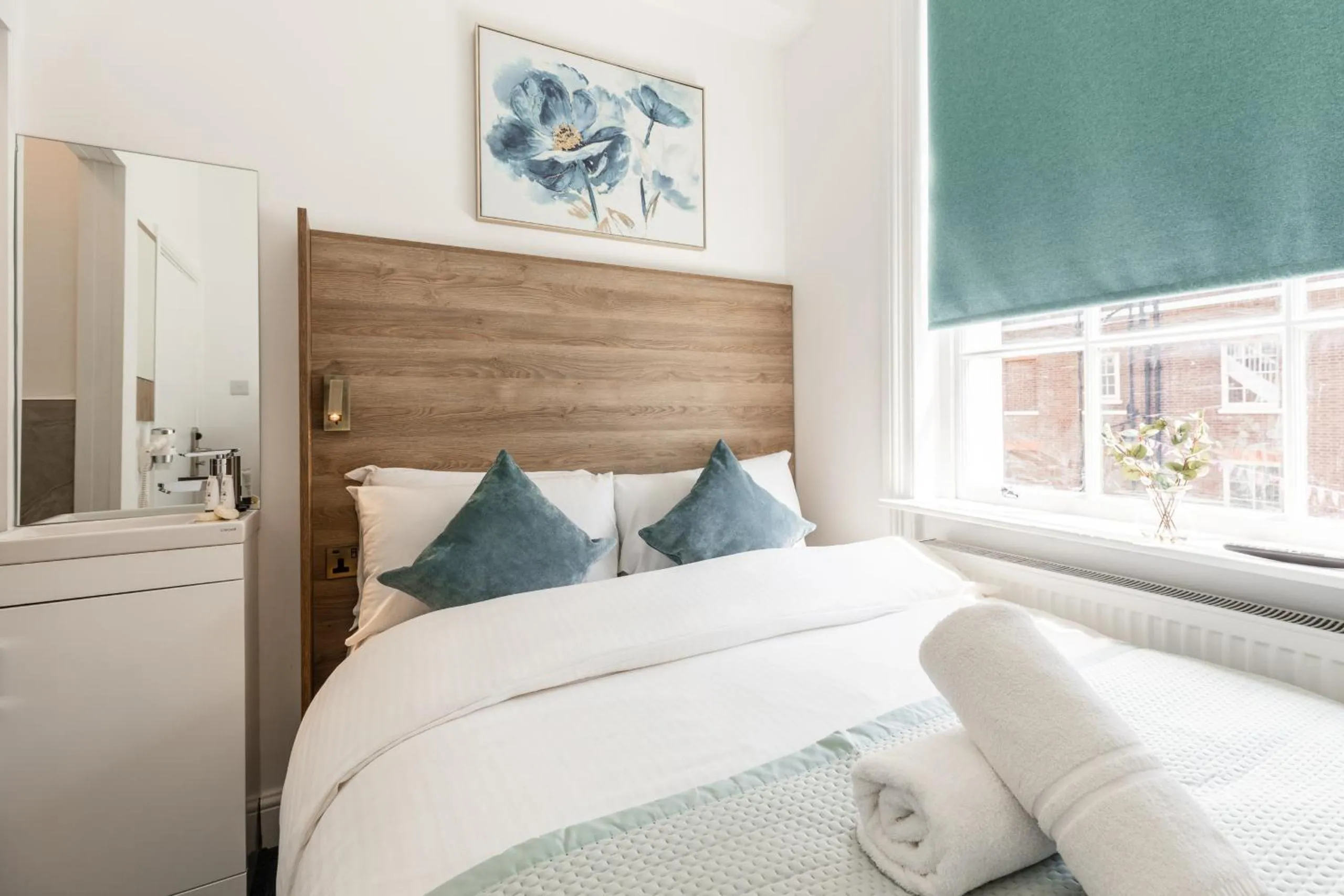 View (from property/room), Bed in The Chapter Hotels - Griffin House