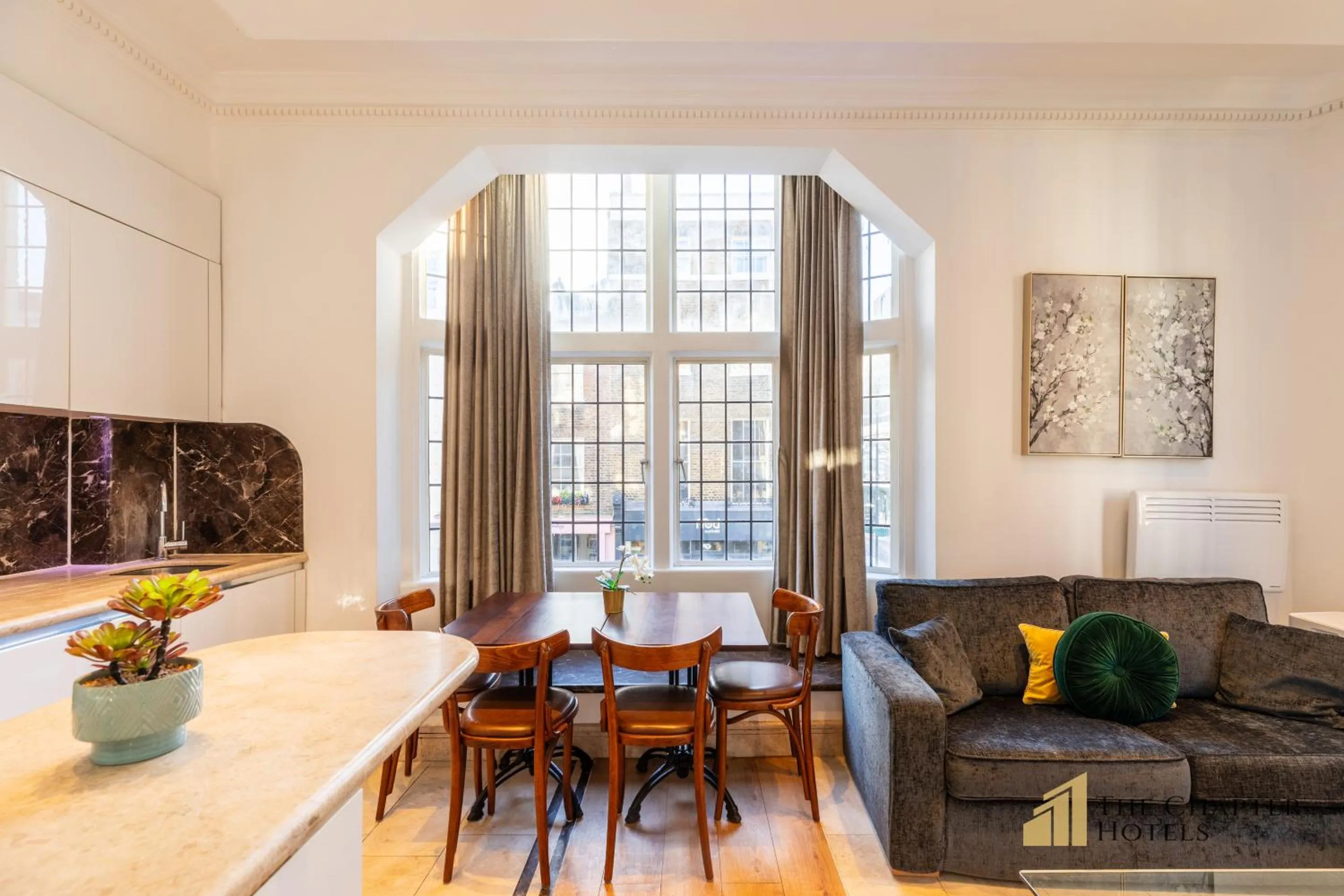 Living room, Bed in The Chapter Hotels - Griffin House