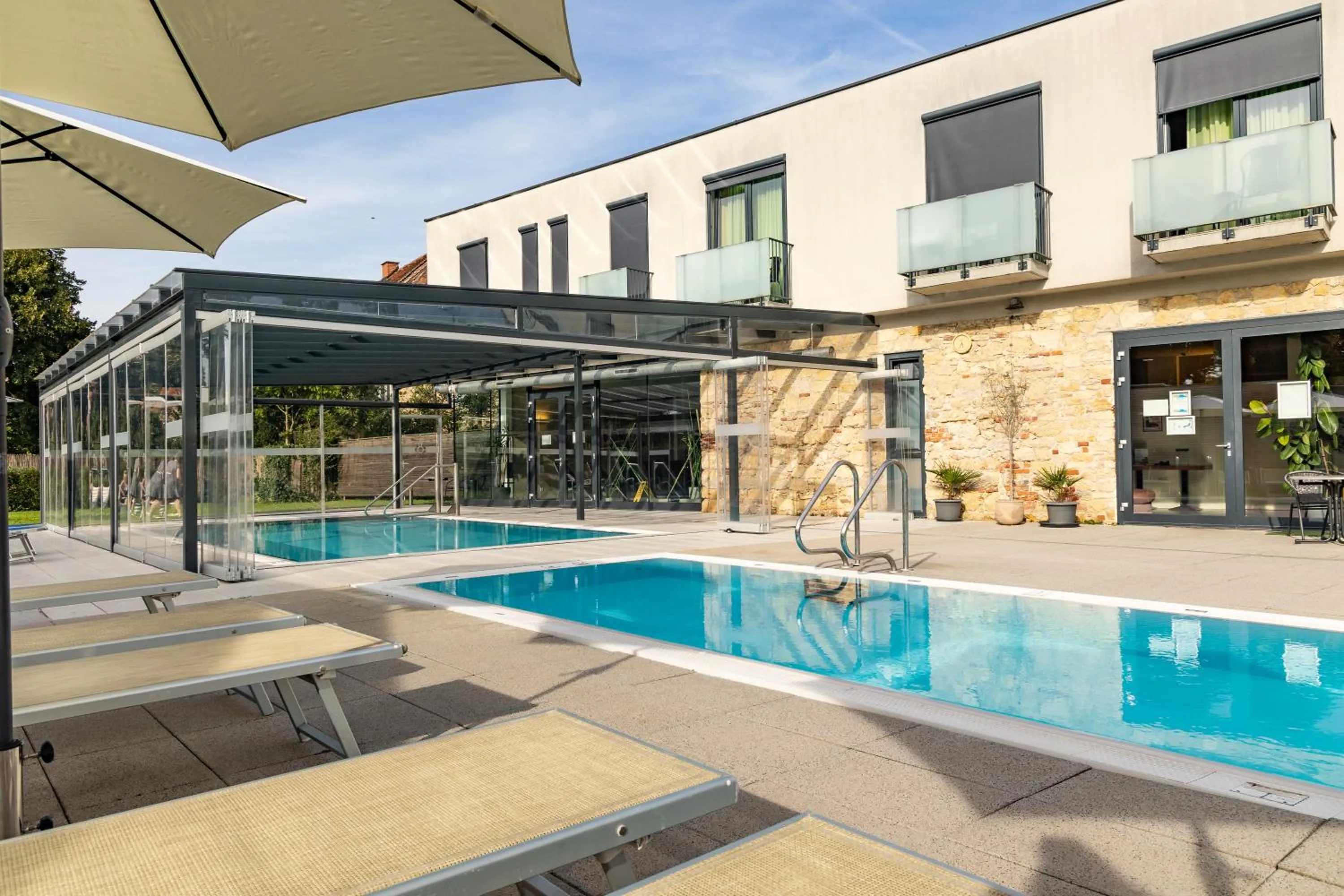 Swimming pool in Kaiser von Österreich, Historik- und Thermalhotel